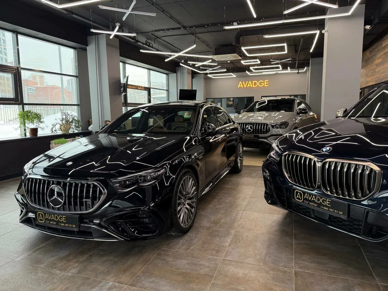 Автомобили Mercedes-AMG и BMW в автосалоне AVADGE в Москве