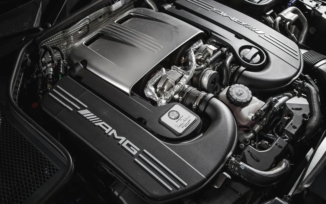 Моторный отсек Mercedes-AMG: от объёма и мощности зависит коэффициент сбора