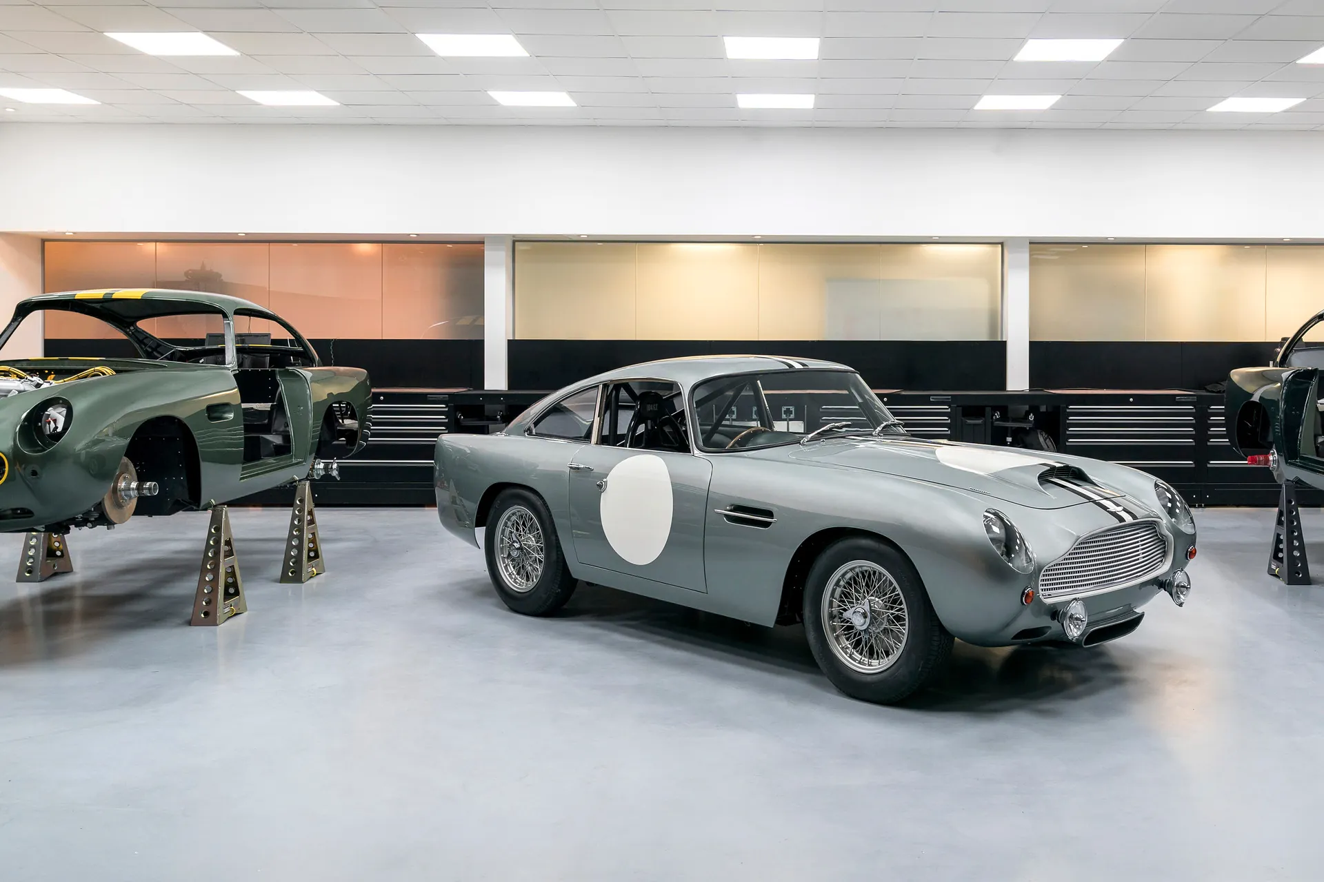 Цех Aston Martin Works в Ньюпорт-Пагнелле: готовый DB4 GT Continuation между кузовами на стапелях