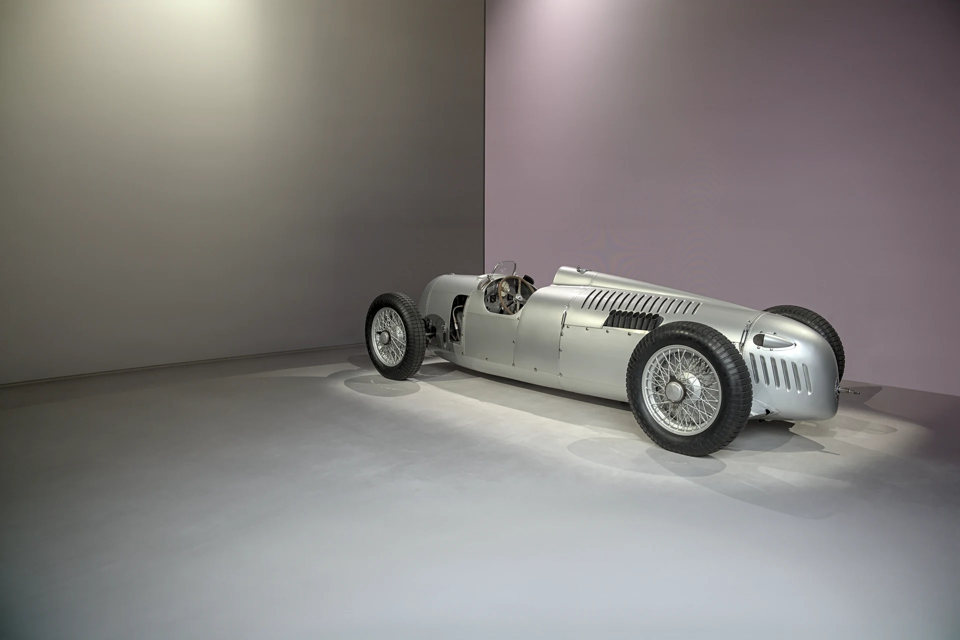 Auto Union Type C 1936 года, гоночная машина Audi Tradition, в три четверти спереди