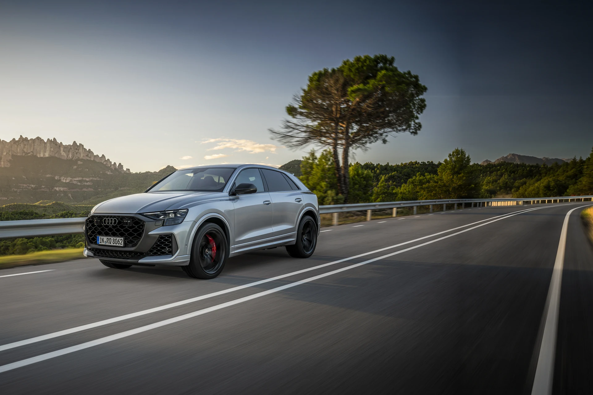 Audi RS Q8 performance в движении по горной дороге на закате