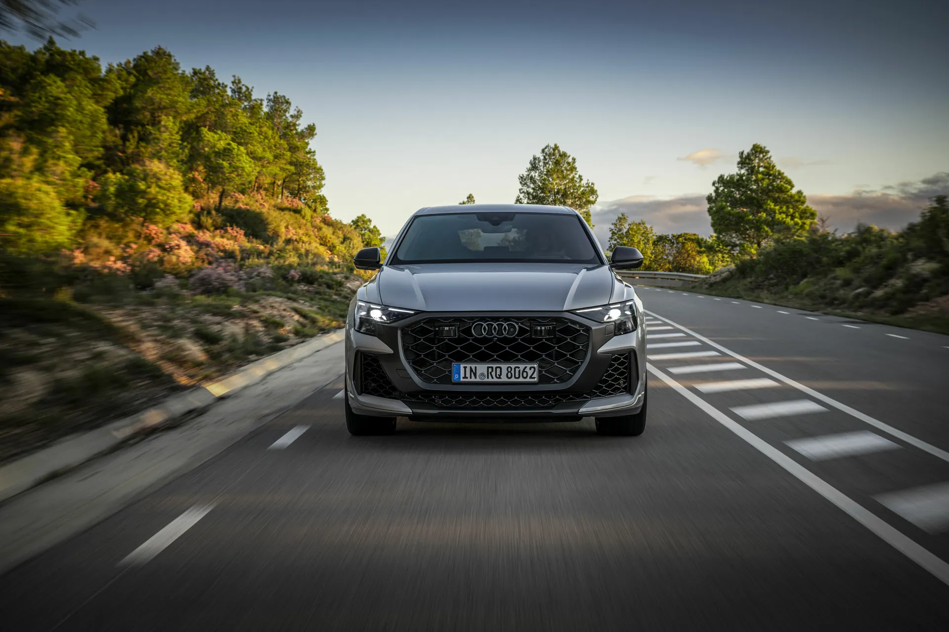 Audi RS Q8 в движении по горной дороге