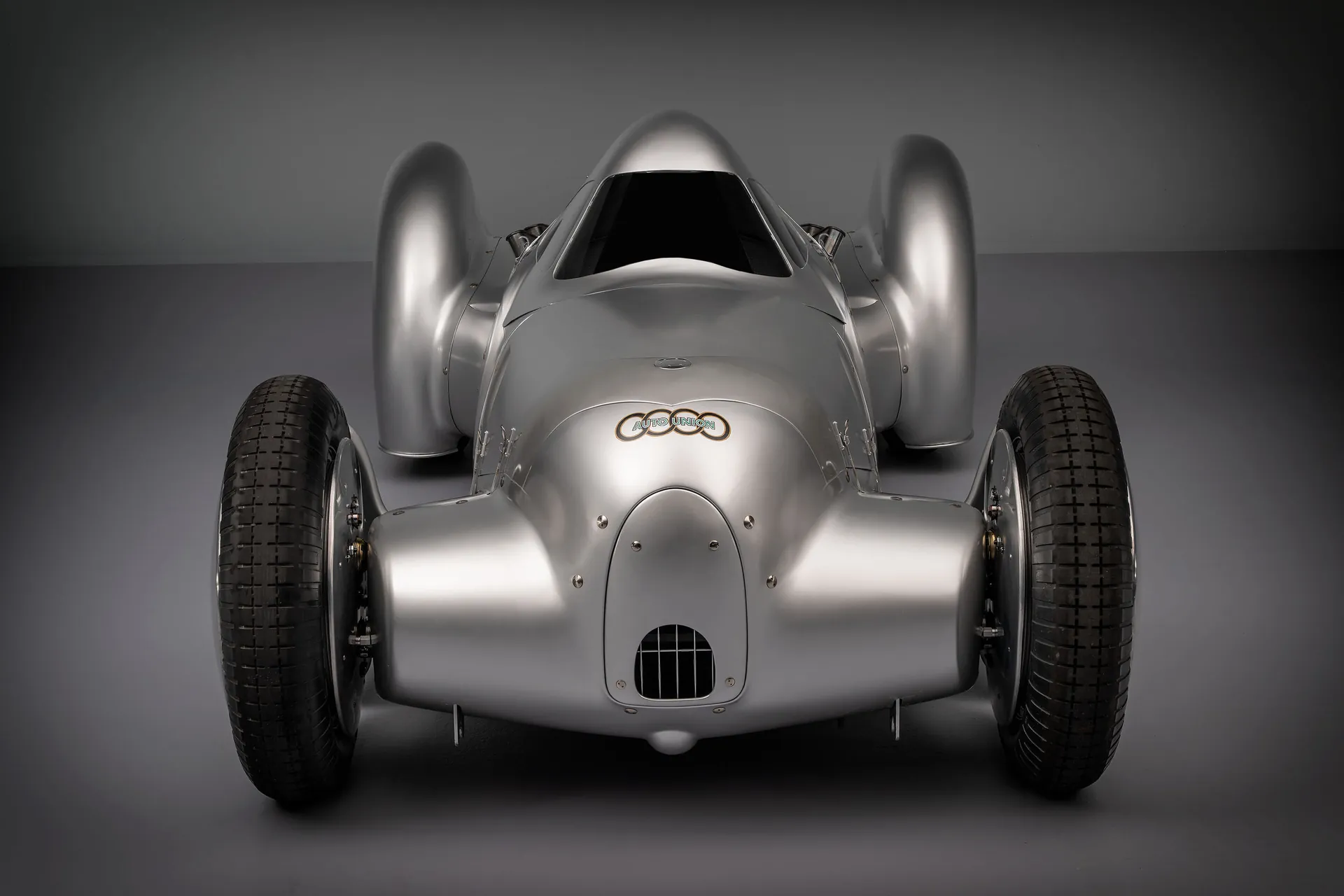 Рекордный обтекаемый Auto Union Typ C с четырьмя кольцами на носу