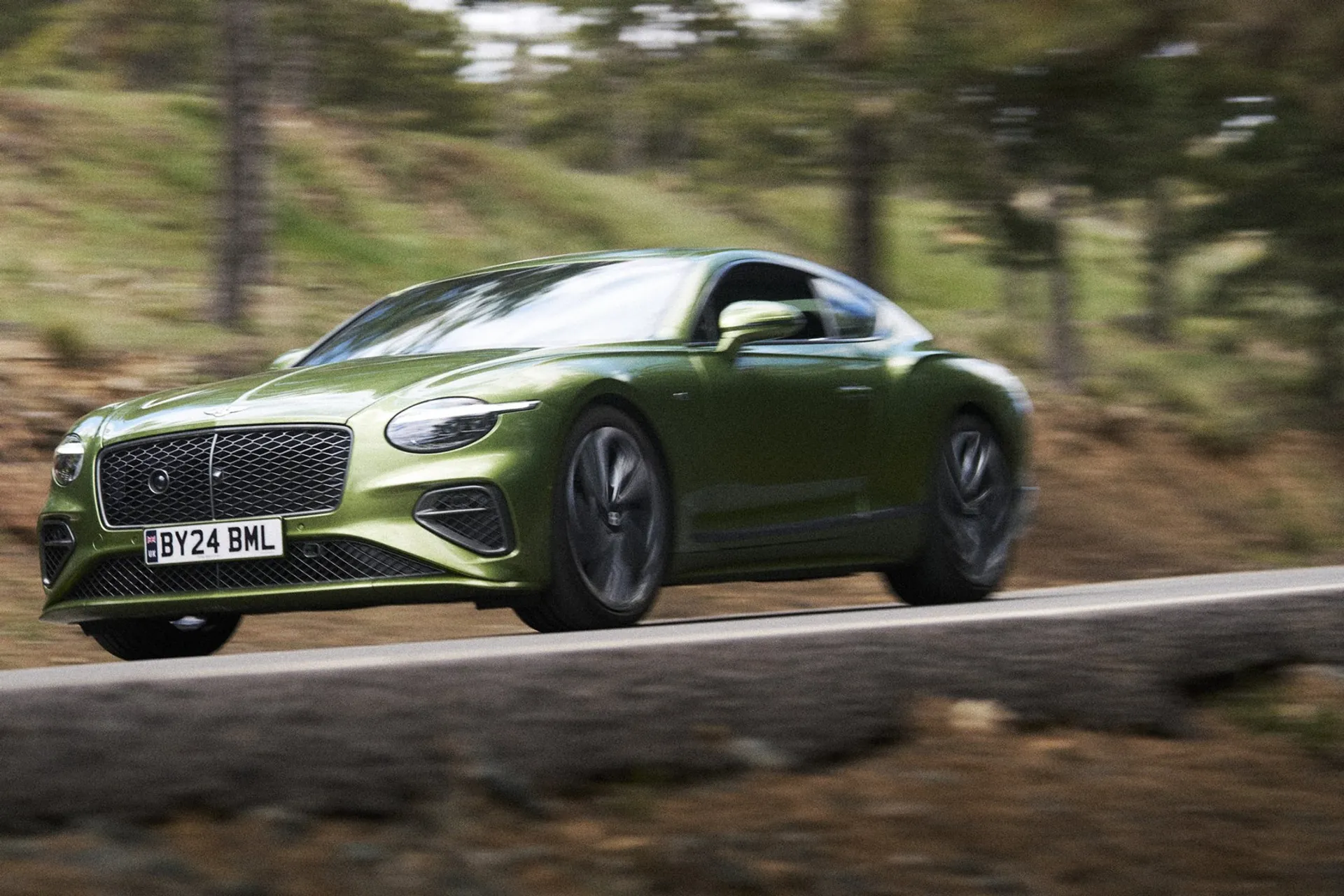 Новый Bentley Continental GT Speed в движении, вид спереди