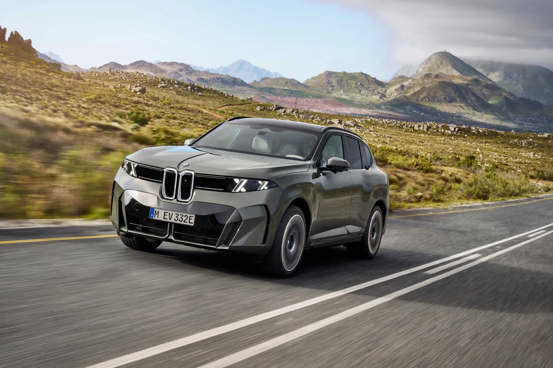 Новый BMW X5 пятого поколения на горной дороге