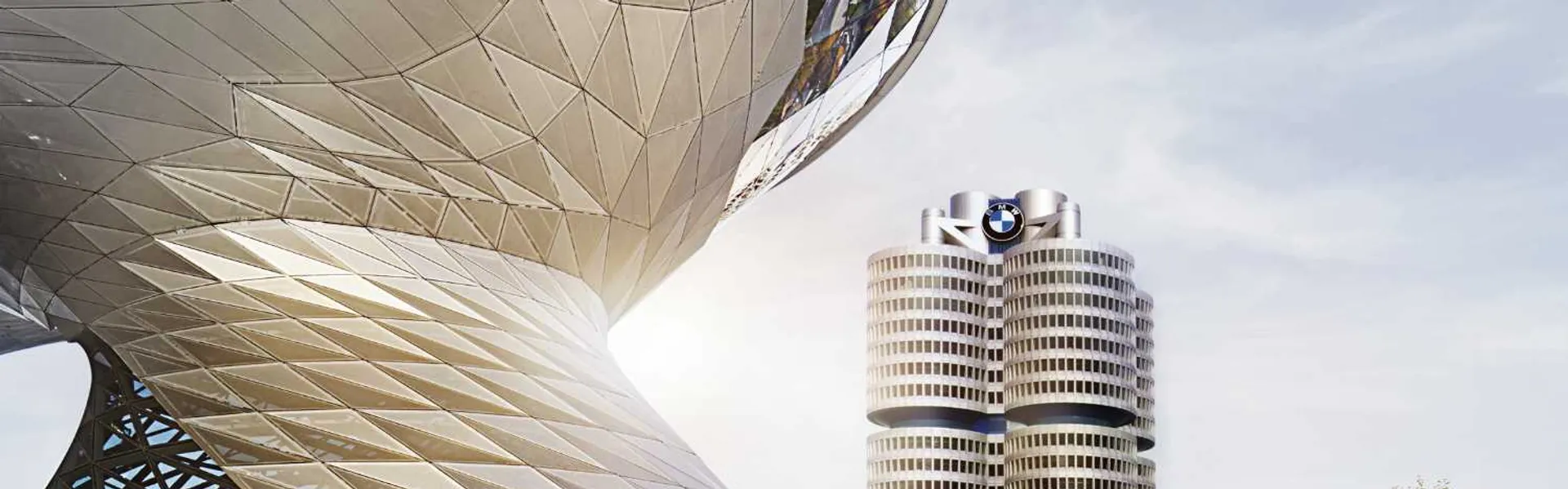 BMW Welt и башня-четырёхцилиндр с эмблемой BMW на крыше, Мюнхен