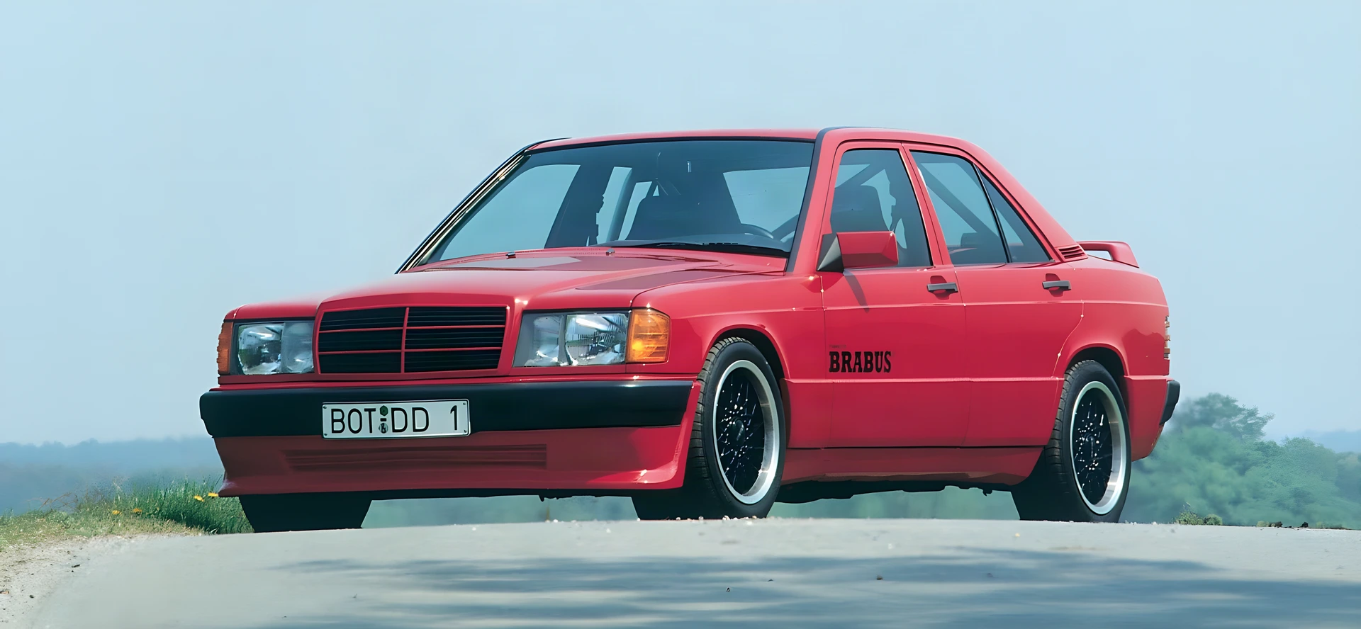 Красный Brabus 3.6S 1989 года на базе Mercedes 190 E, вид три четверти спереди, пресс-фото Brabus