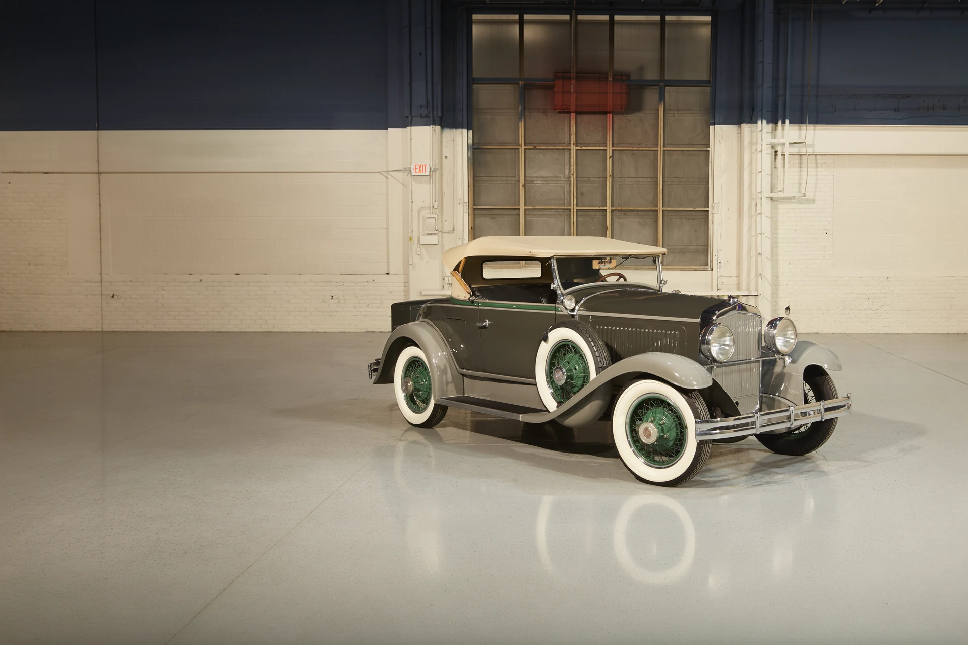 Dodge Brothers родстер 1929 года, серый с зелёными колёсами; студийная съёмка из архива марки, три четверти, носом вправо