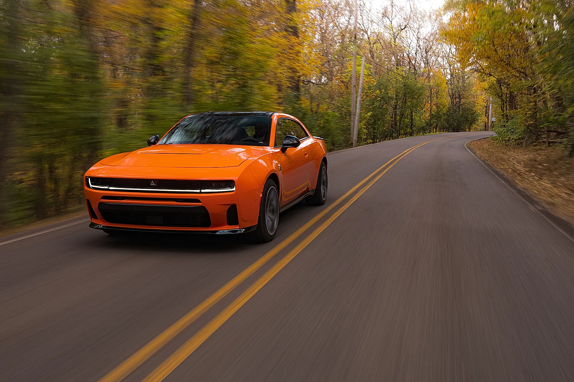 Dodge Charger Scat Pack SIXPACK 2026 года на дороге, вид спереди сбоку