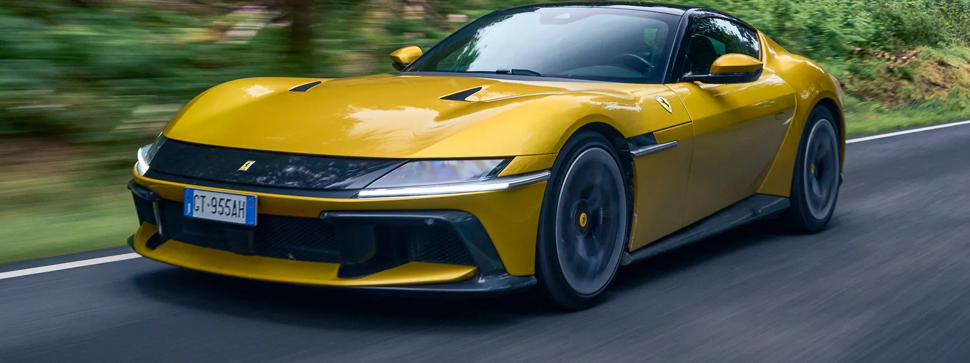 Ferrari 12Cilindri в движении по загородной дороге