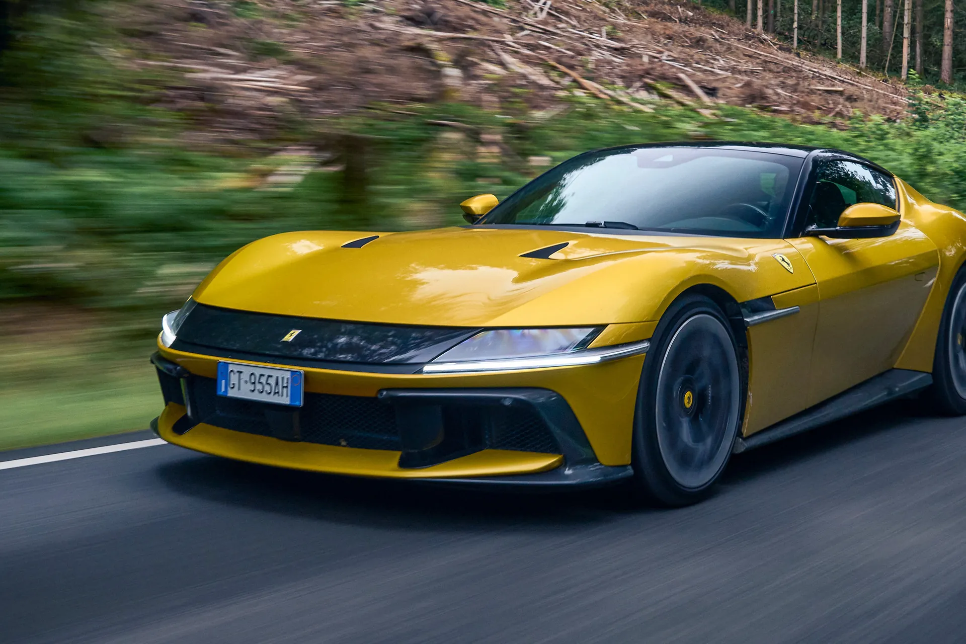 Ferrari 12Cilindri в движении по загородной дороге