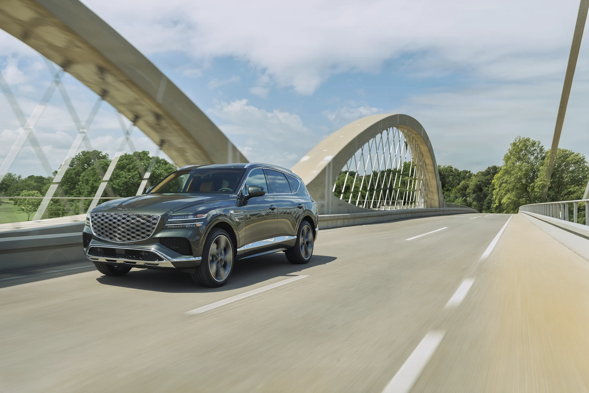 Genesis GV80 в движении по мосту