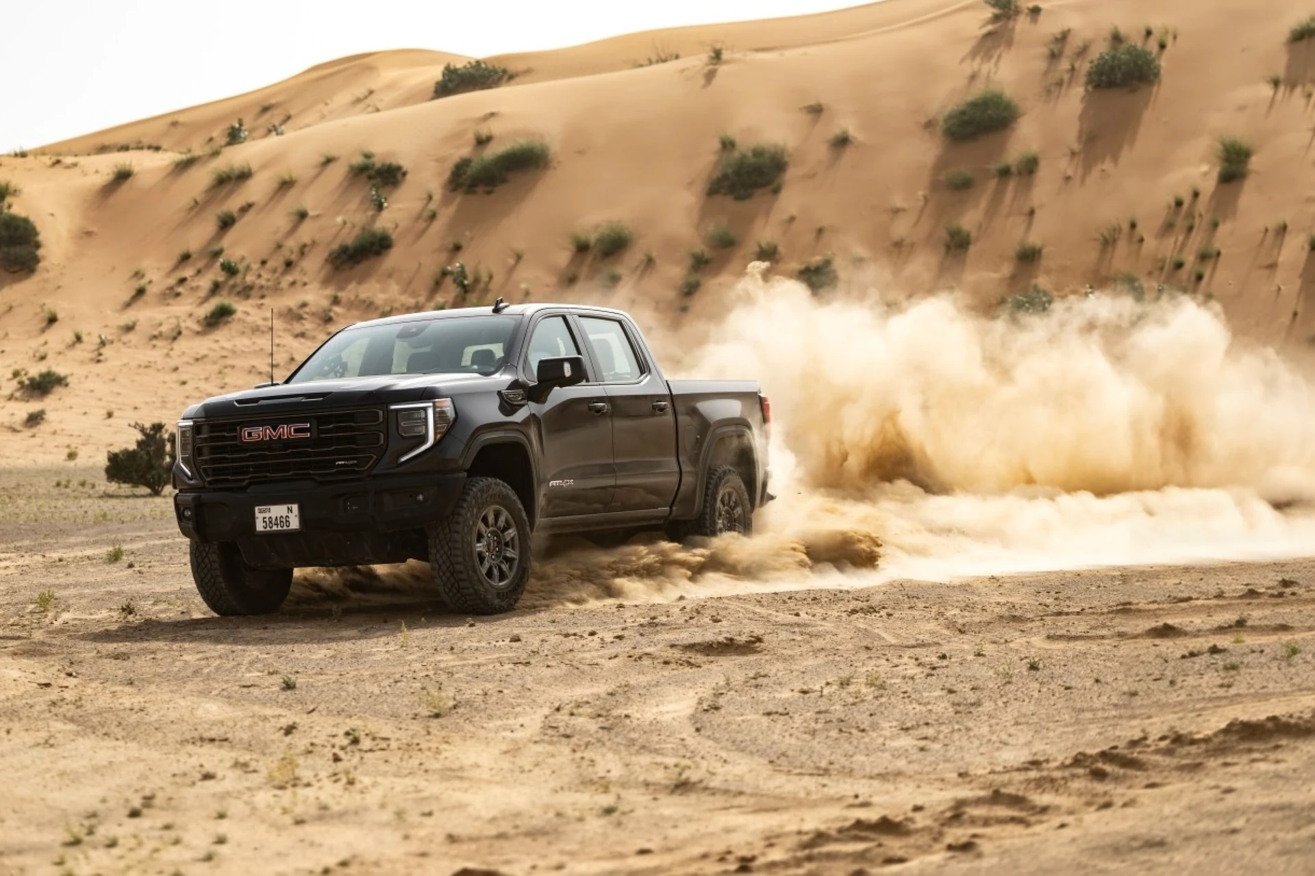 GMC Sierra AT4X в пустыне