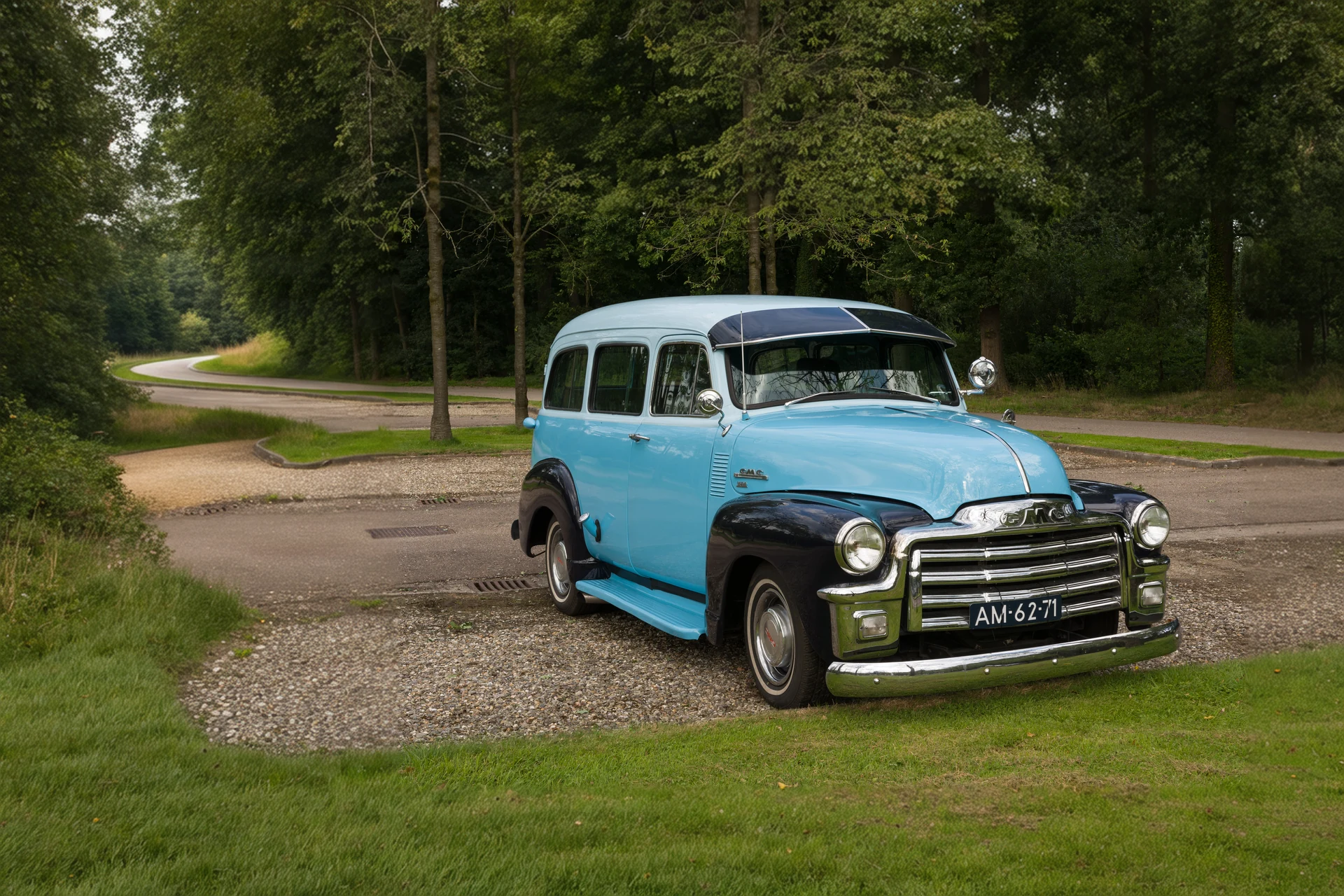 GMC Suburban 1954 года - грузопассажирский универсал серии New Design на базе полутонного пикапа.