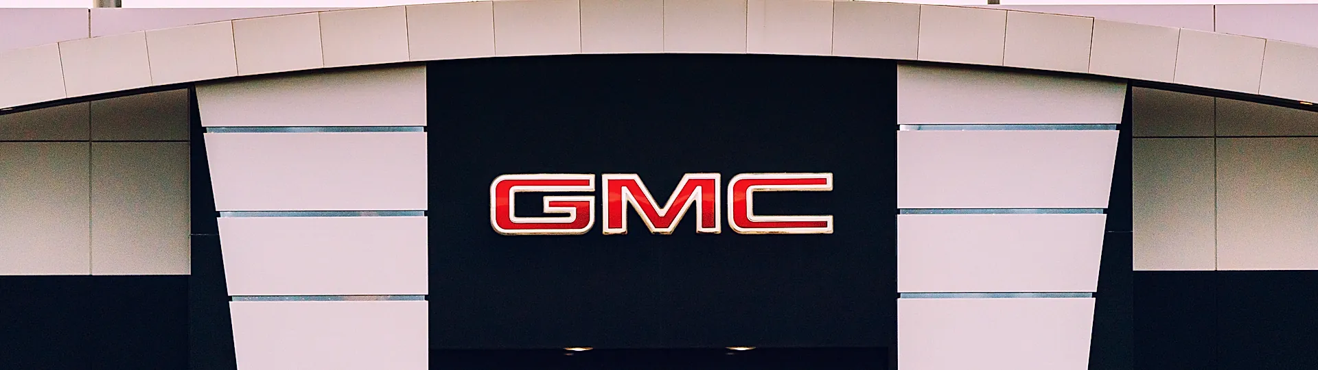 Фасад дилерского центра GMC с эмблемой марки
