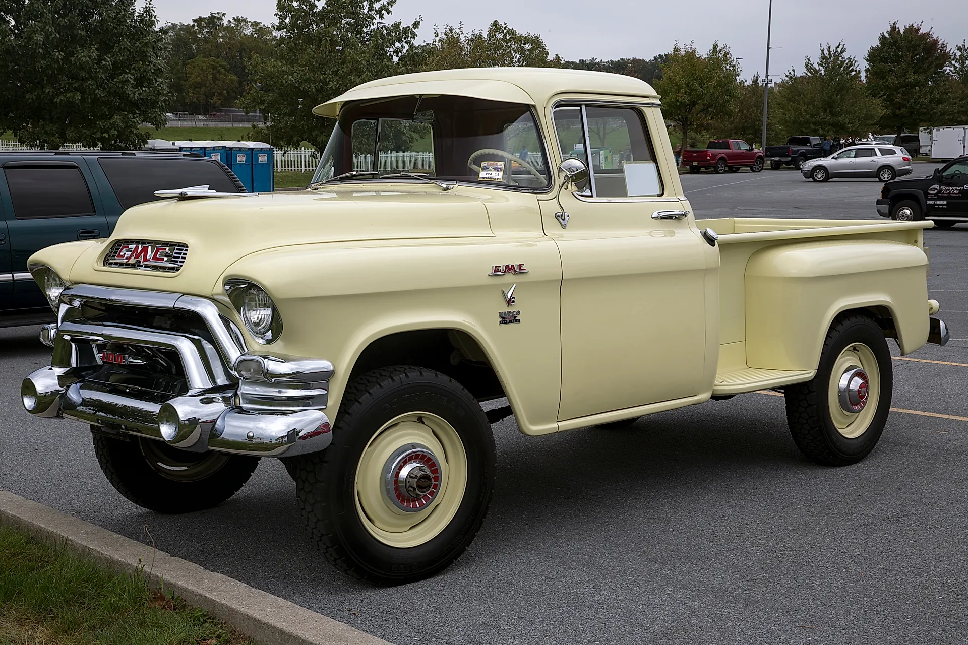 Пикап GMC 100 1955 года в три четверти спереди