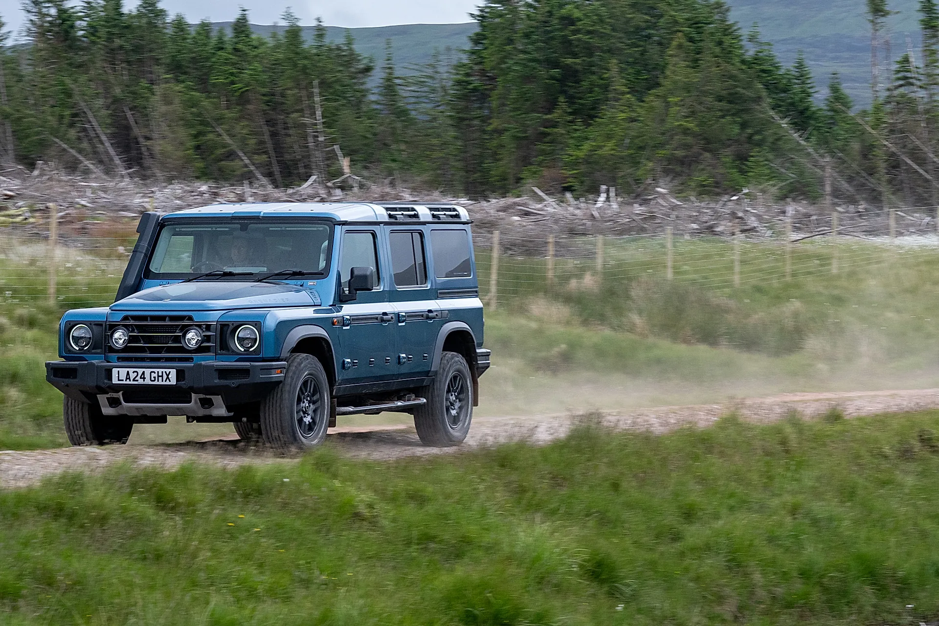 INEOS Grenadier Trialmaster в движении по грунтовой дороге в Шотландии