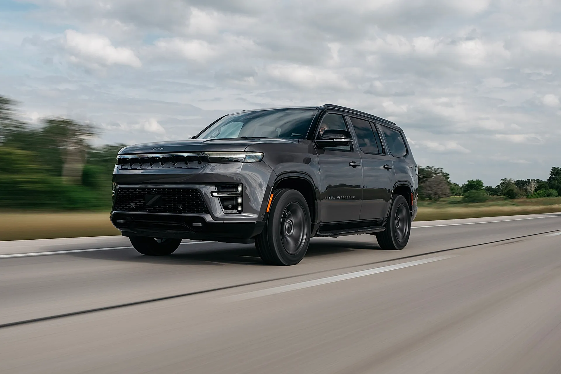 Jeep Grand Wagoneer 2026 года в движении по дороге