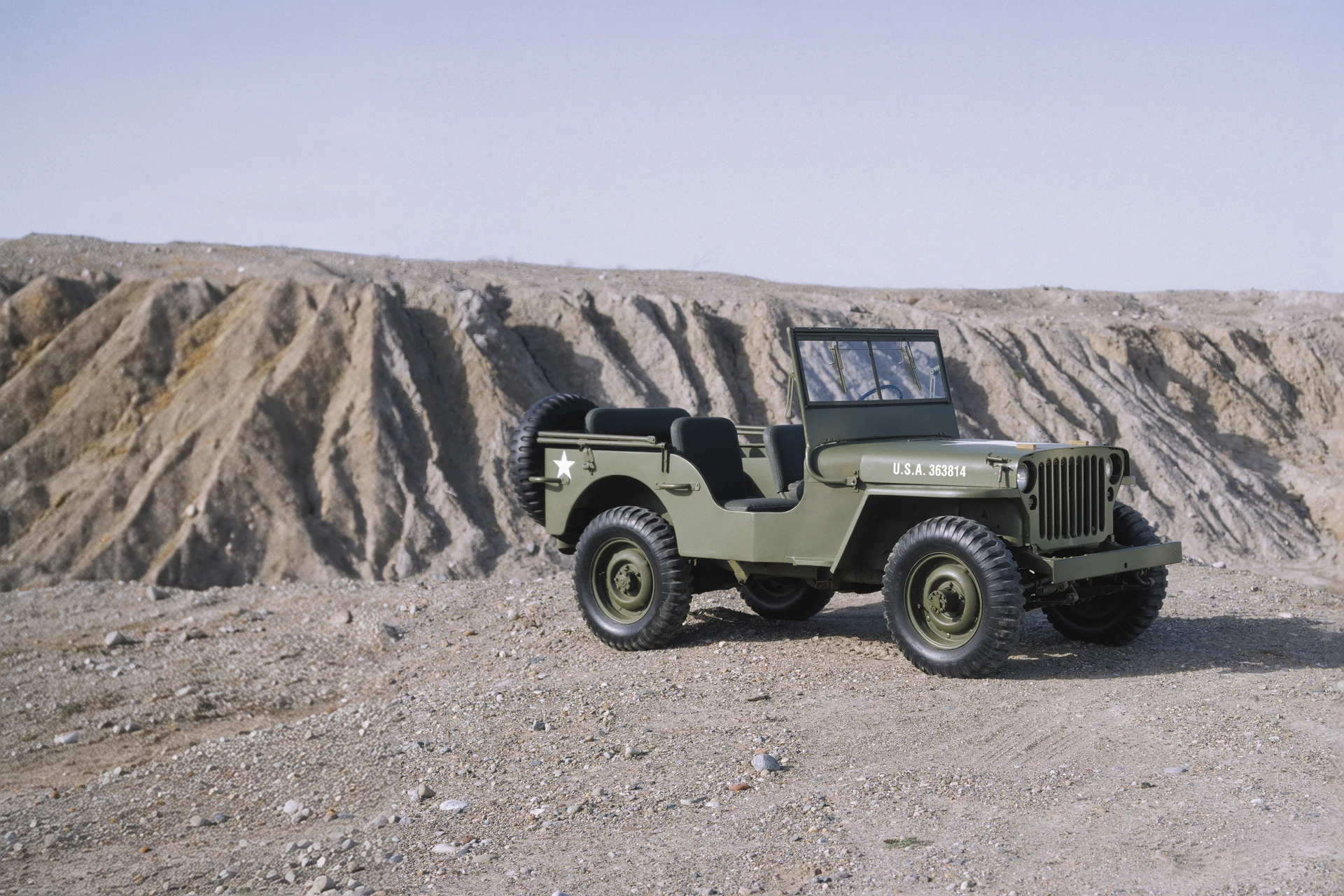 Willys MB 1941 года, первый Jeep, на каменистой площадке, в три четверти спереди