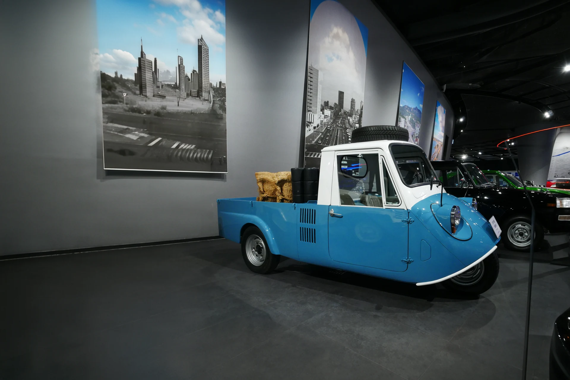 Kia T-600 1969 года — первый серийный автомобиль Kia, трёхколёсный грузовичок, музей Samsung Mobility (Ёнъин, Южная Корея)