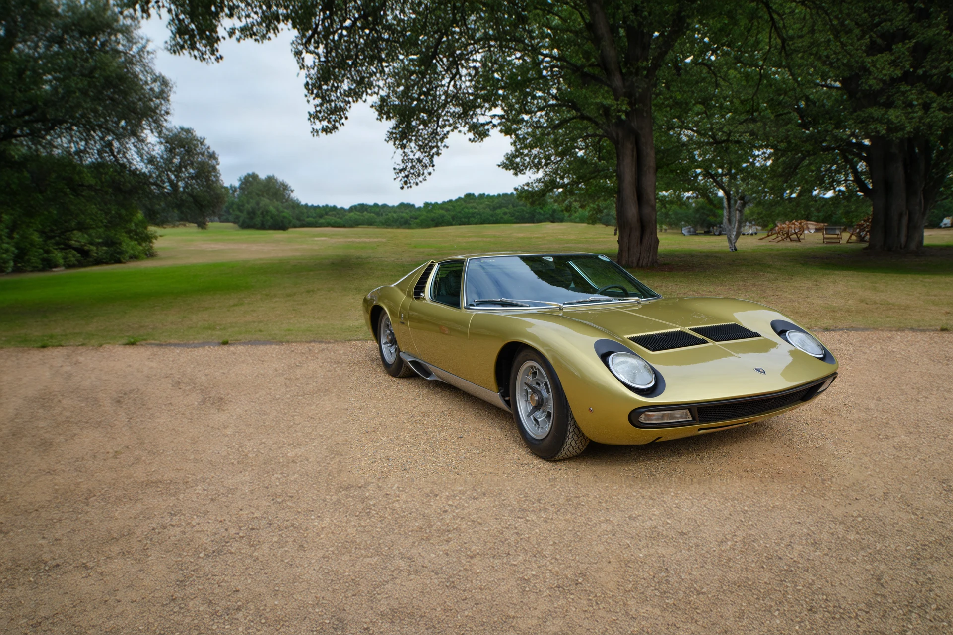 Золотистый Lamborghini Miura P400 SV 1971 года
