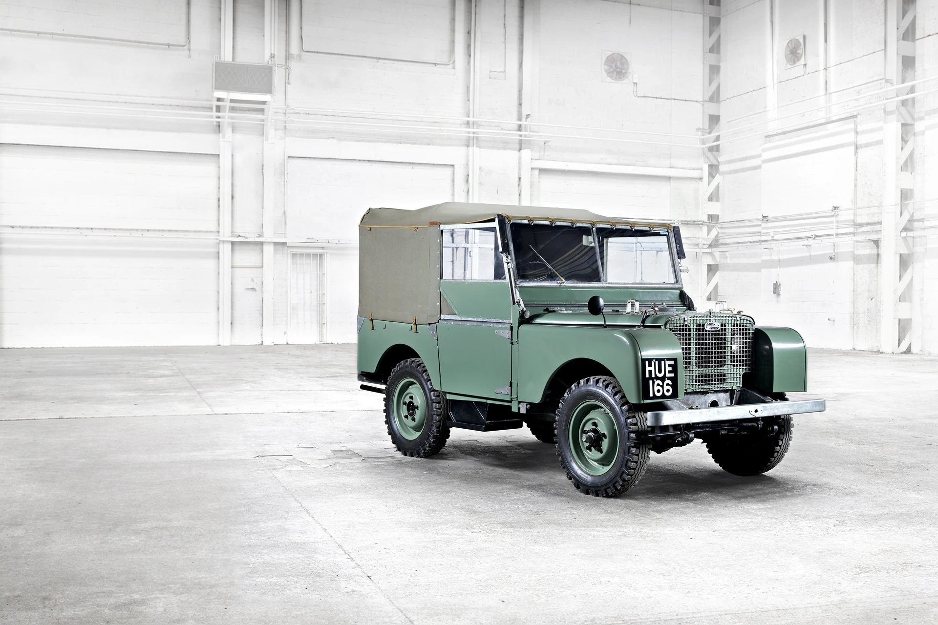 Land Rover Series I 1948 года, первый предсерийный HUE 166, в заводском цехе