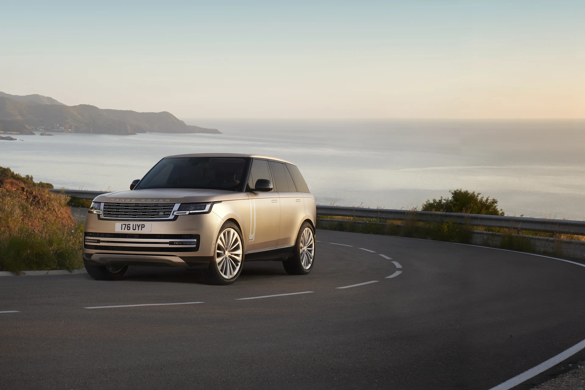 Новый Range Rover в движении по приморской дороге