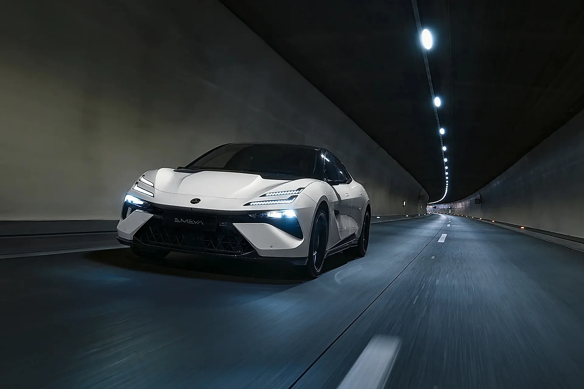 Lotus Emeya в движении по тоннелю