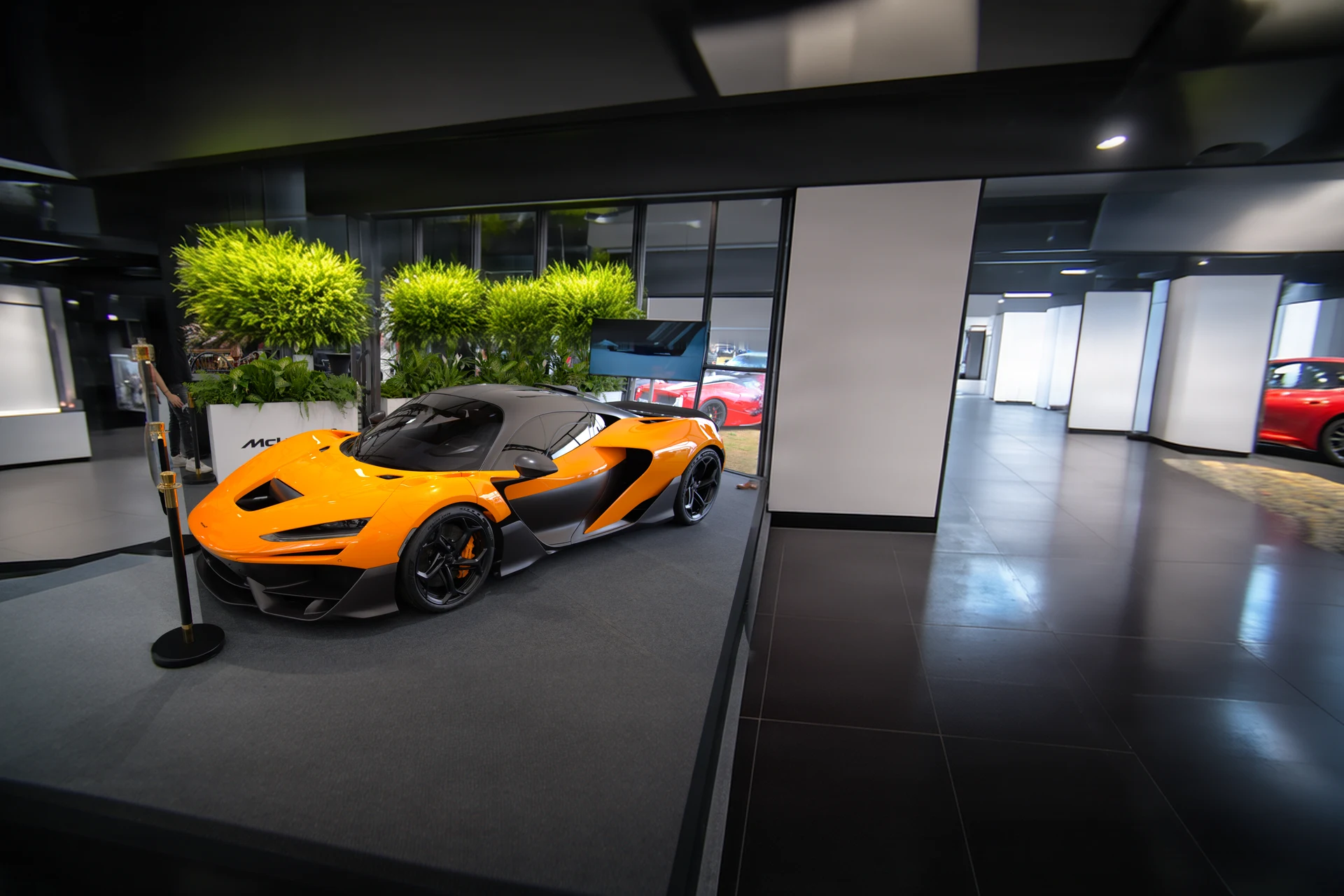 Новый McLaren W1 в оранжево-карбоновой окраске, вид спереди сбоку
