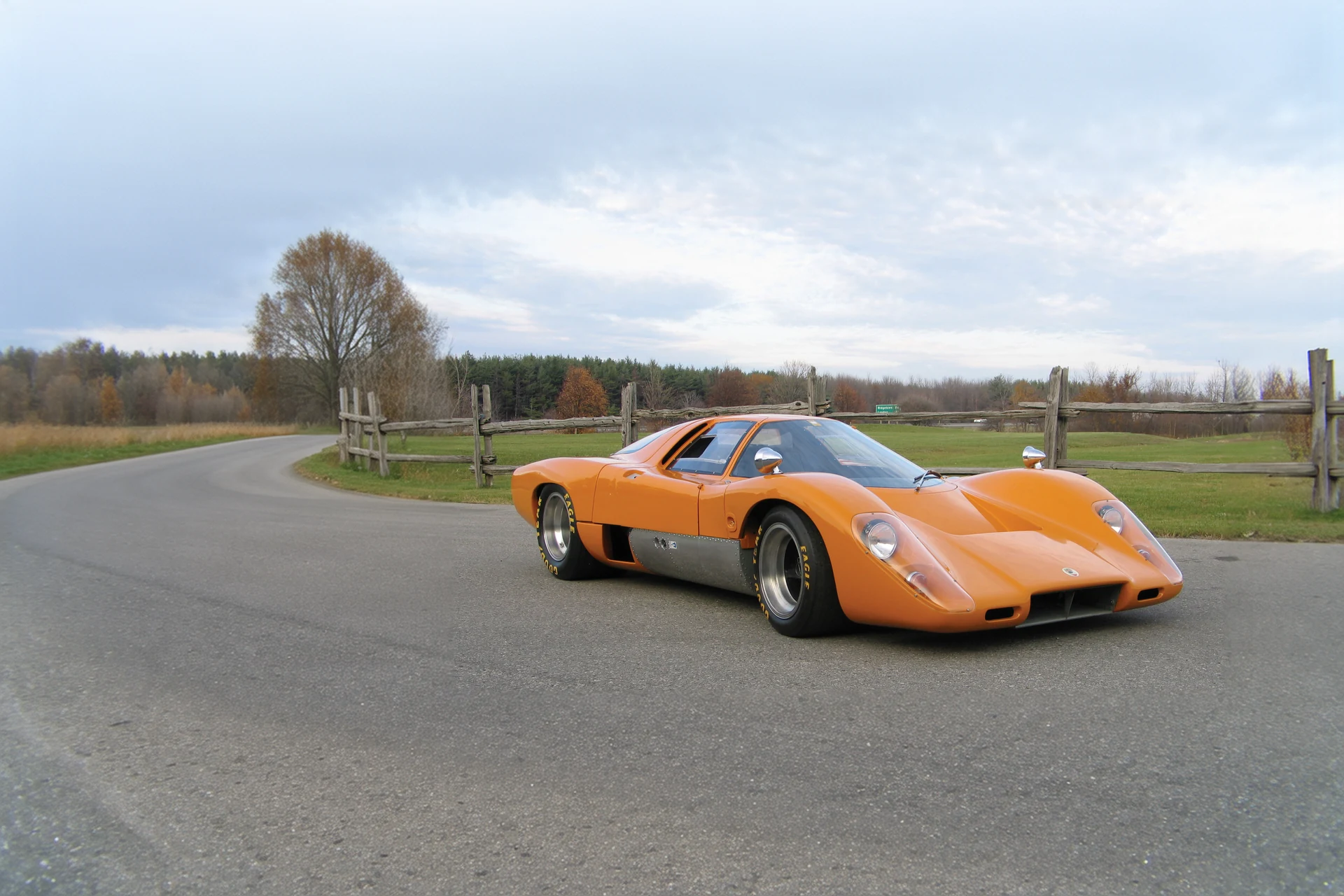 McLaren M6GT 1969 года, дорожный прототип Брюса Макларена, у загородной дороги