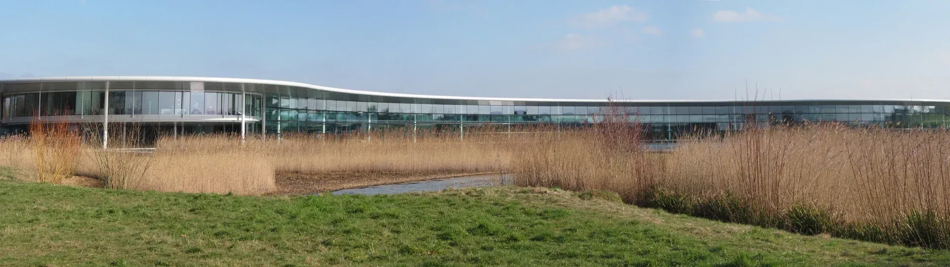 McLaren Technology Centre в Уокинге, здание у озера