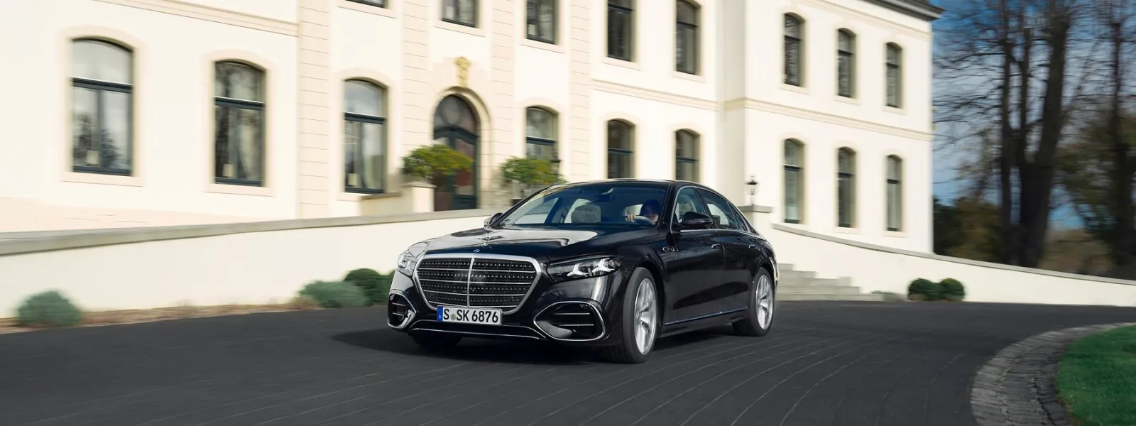 Mercedes-Benz S-класс в движении, вид спереди