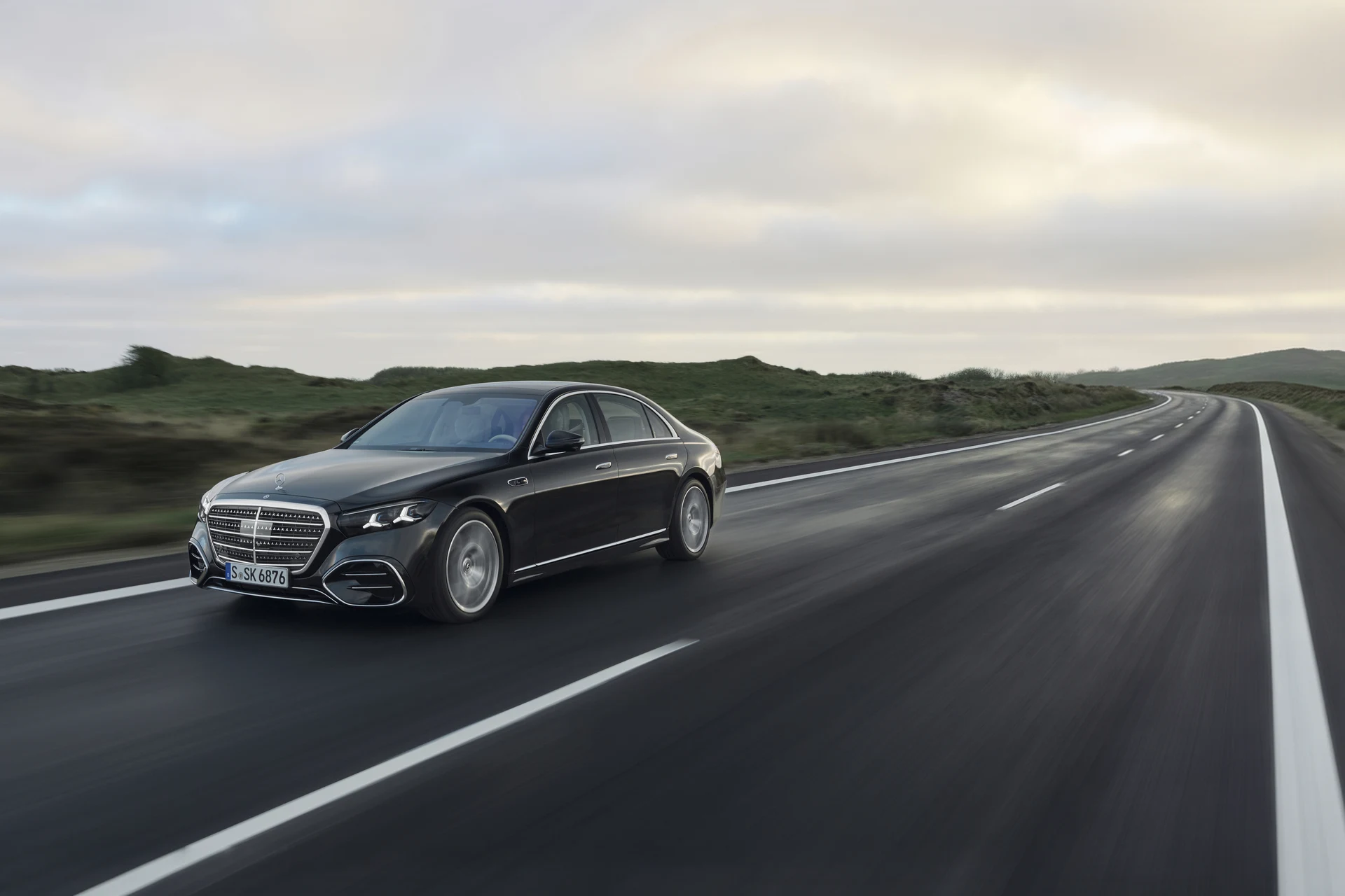 Обновлённый Mercedes-Benz S-Класс 2026 года в движении по приморской трассе