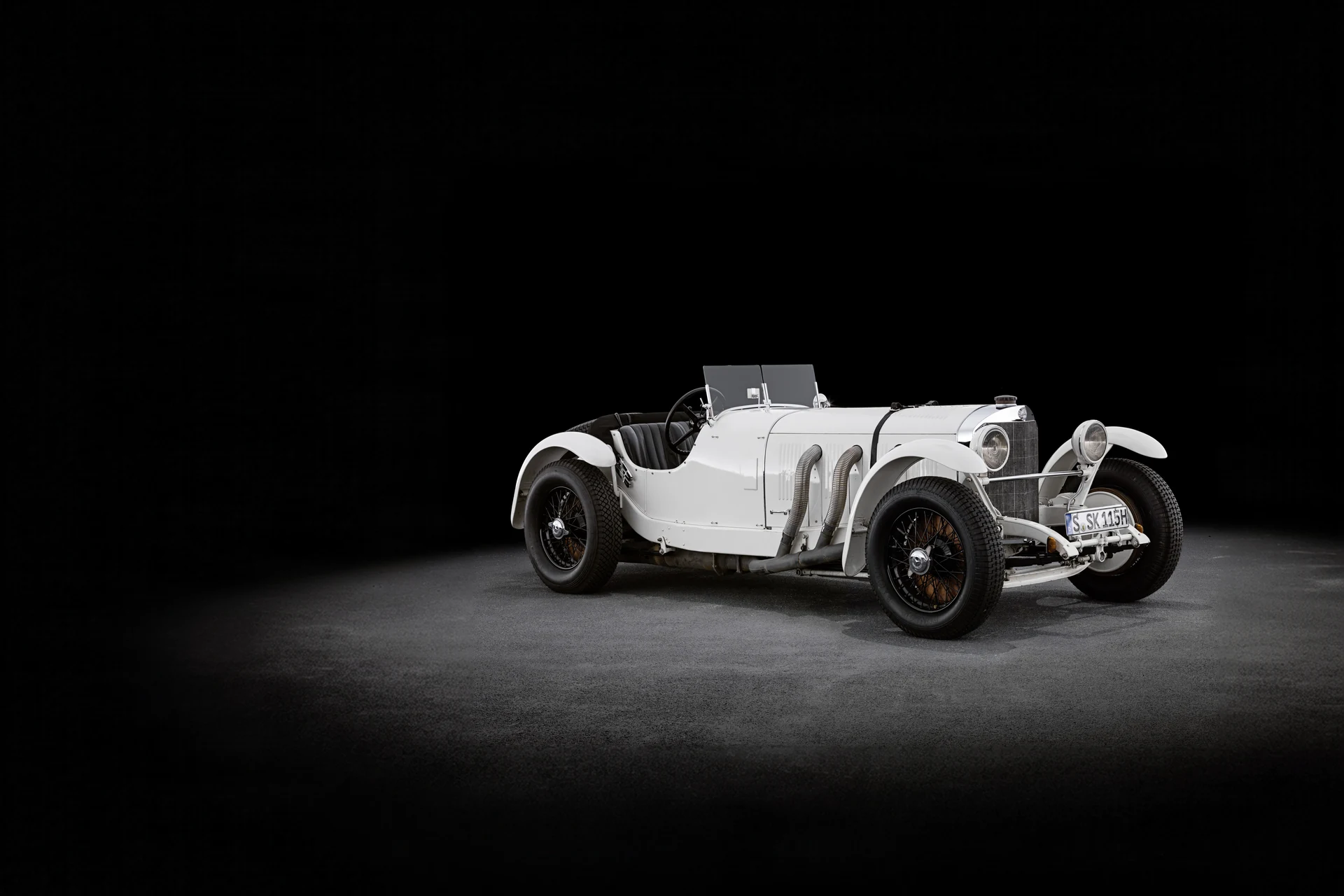 Mercedes-Benz SSK 1927 года в студии, в три четверти спереди