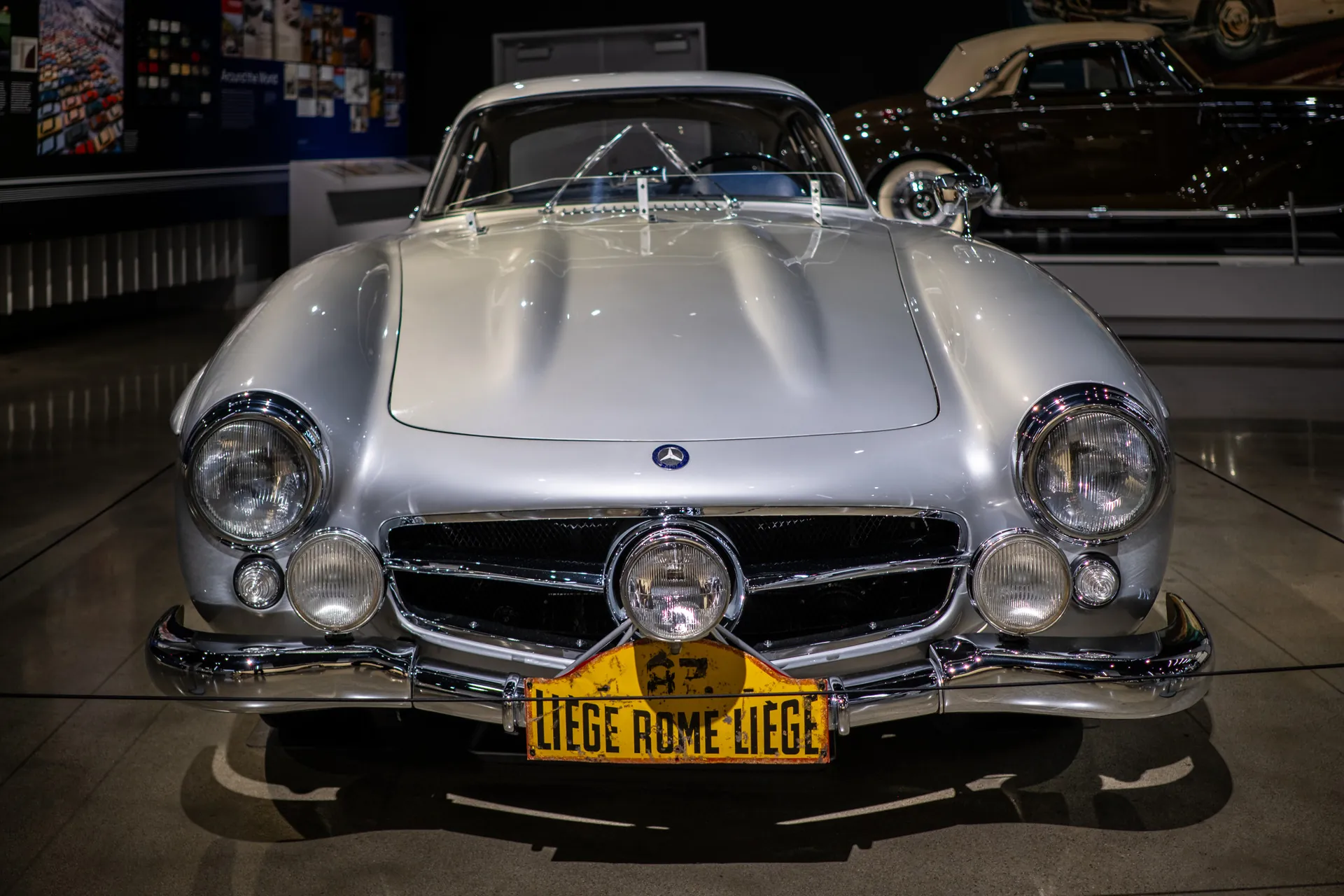 Mercedes-Benz 300 SL «крыло чайки» 1954 года, передняя часть с трёхлучевой звездой