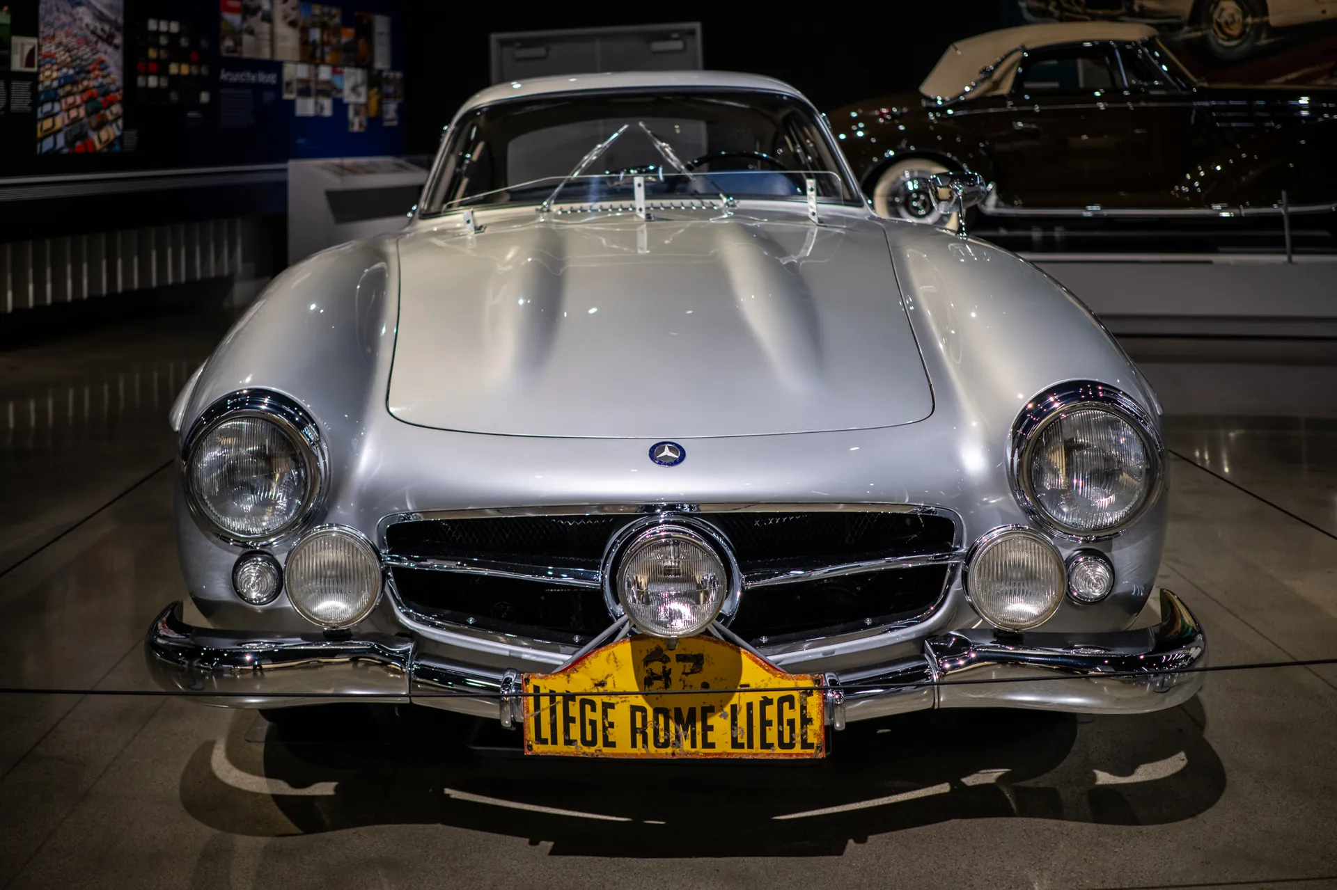 Mercedes-Benz 300 SL «крыло чайки» 1954 года, передняя часть с трёхлучевой звездой