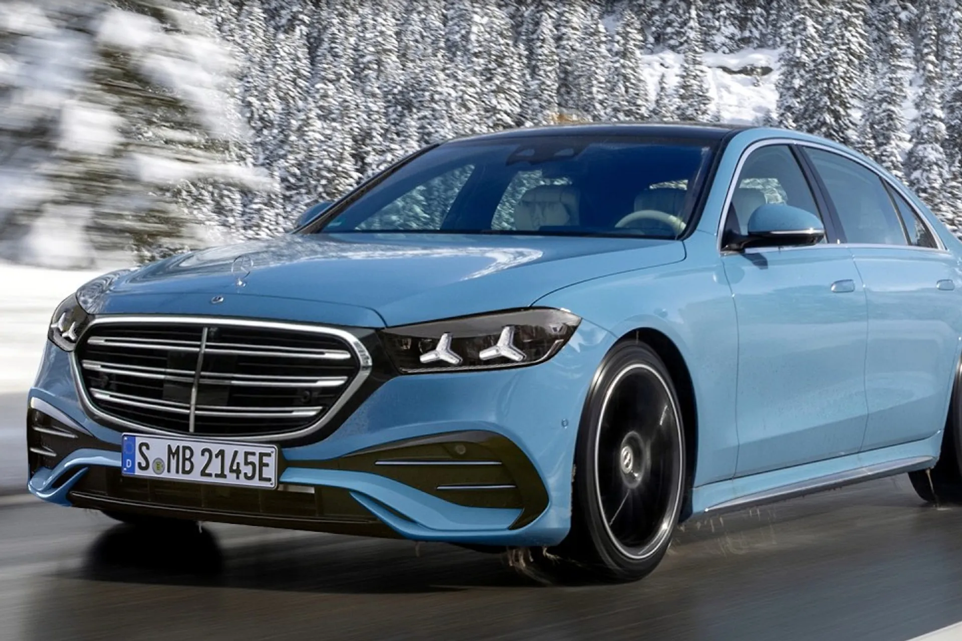 Mercedes-Benz S-класс в движении по зимней дороге, вид спереди