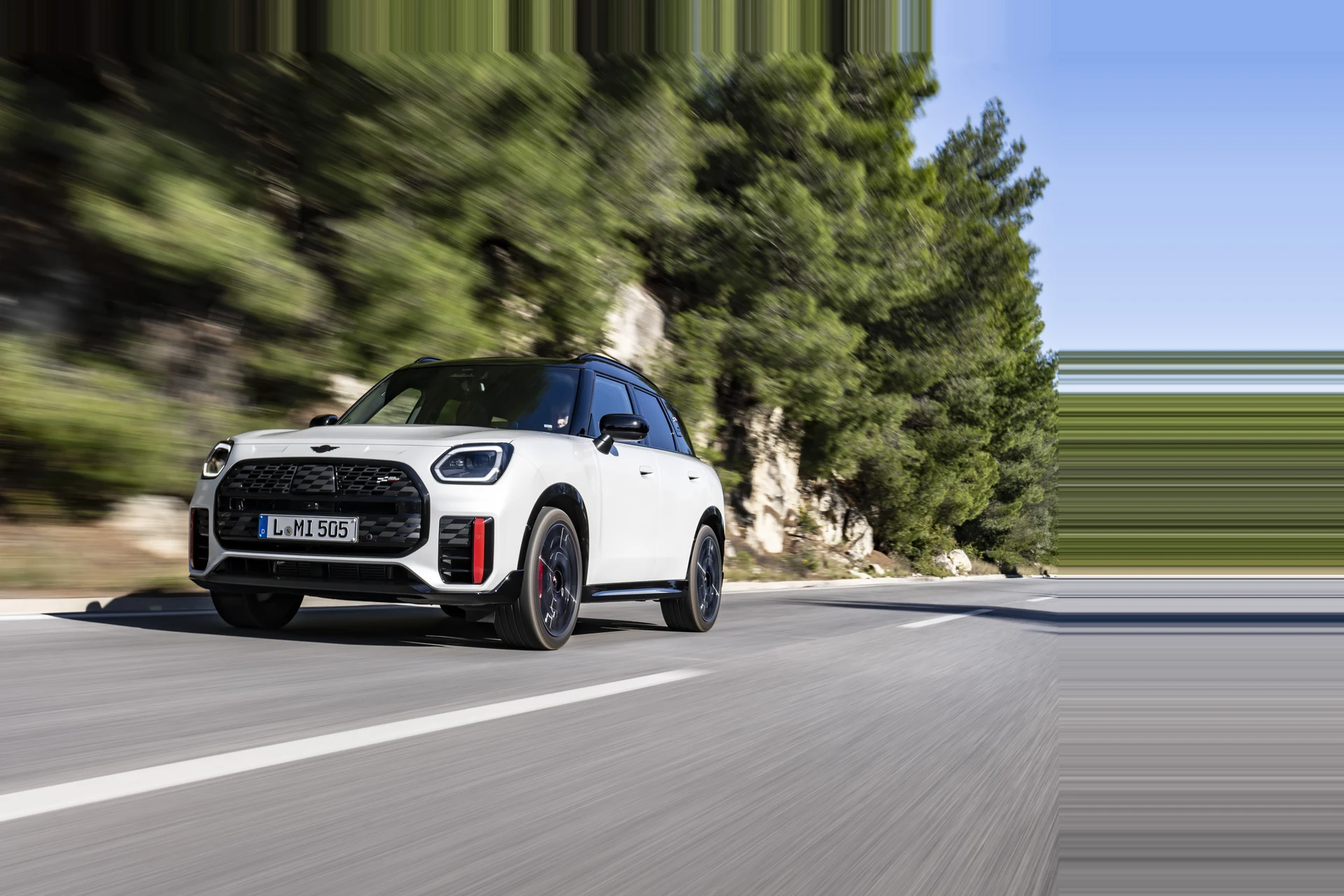MINI JCW Countryman ALL4 в движении по горной дороге