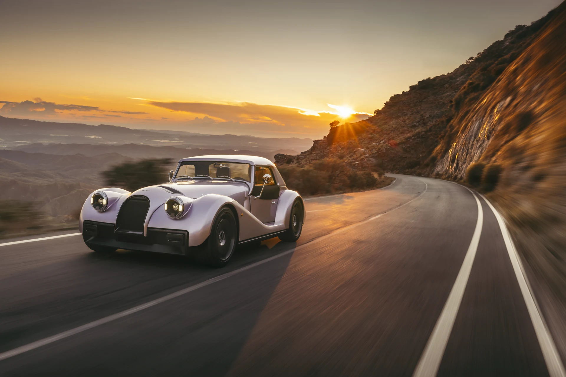 Morgan Supersport в движении по горной дороге на закате