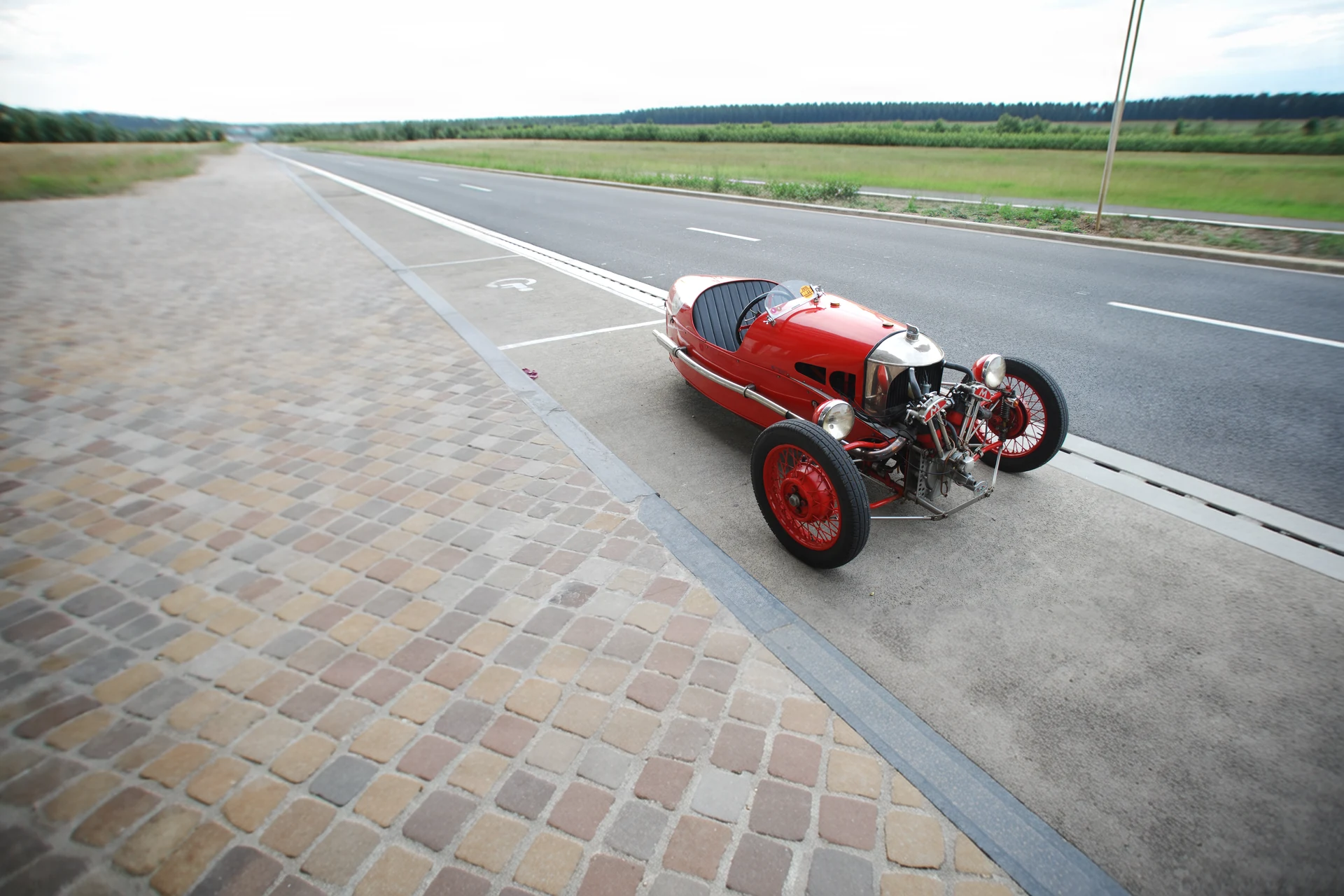 Morgan Super Sports, 1930-е — трёхколёсный «жук» с V-твином впереди, улица в Льеже