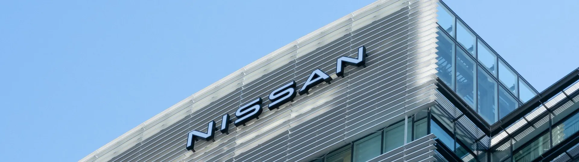 Фасад глобальной штаб-квартиры Nissan в Йокогаме с надписью марки на здании