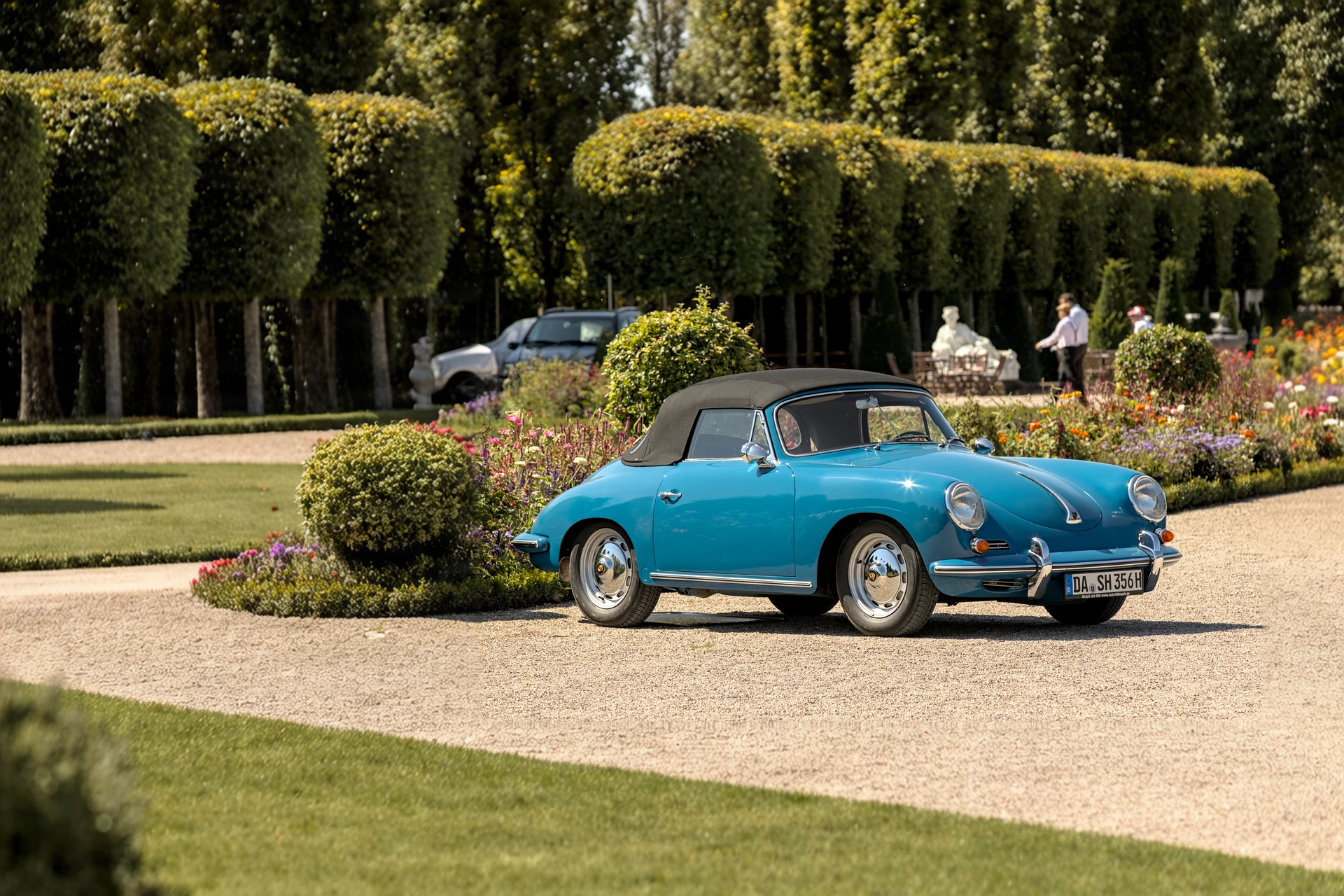 Голубой Porsche 356 B Cabriolet начала 1960-х