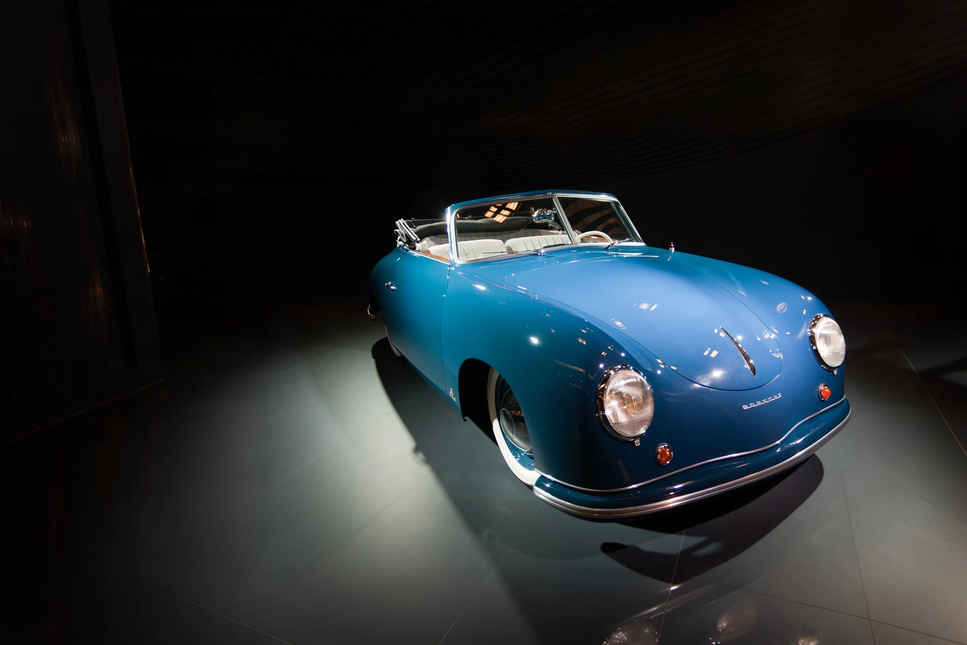 Porsche 356 начала 1950-х в музее, в три четверти спереди
