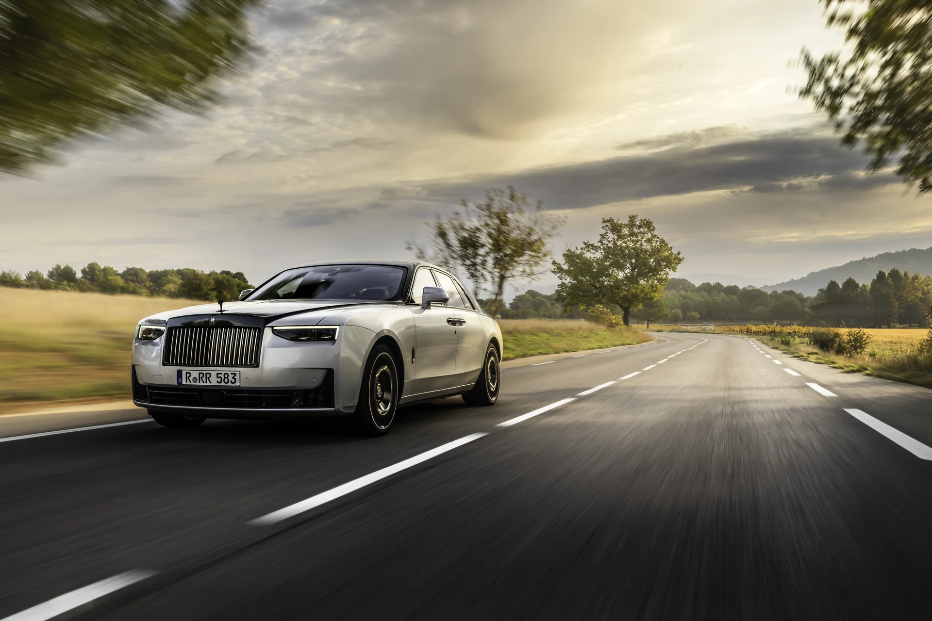 Rolls-Royce Black Badge Ghost Series II в движении по дороге в Провансе