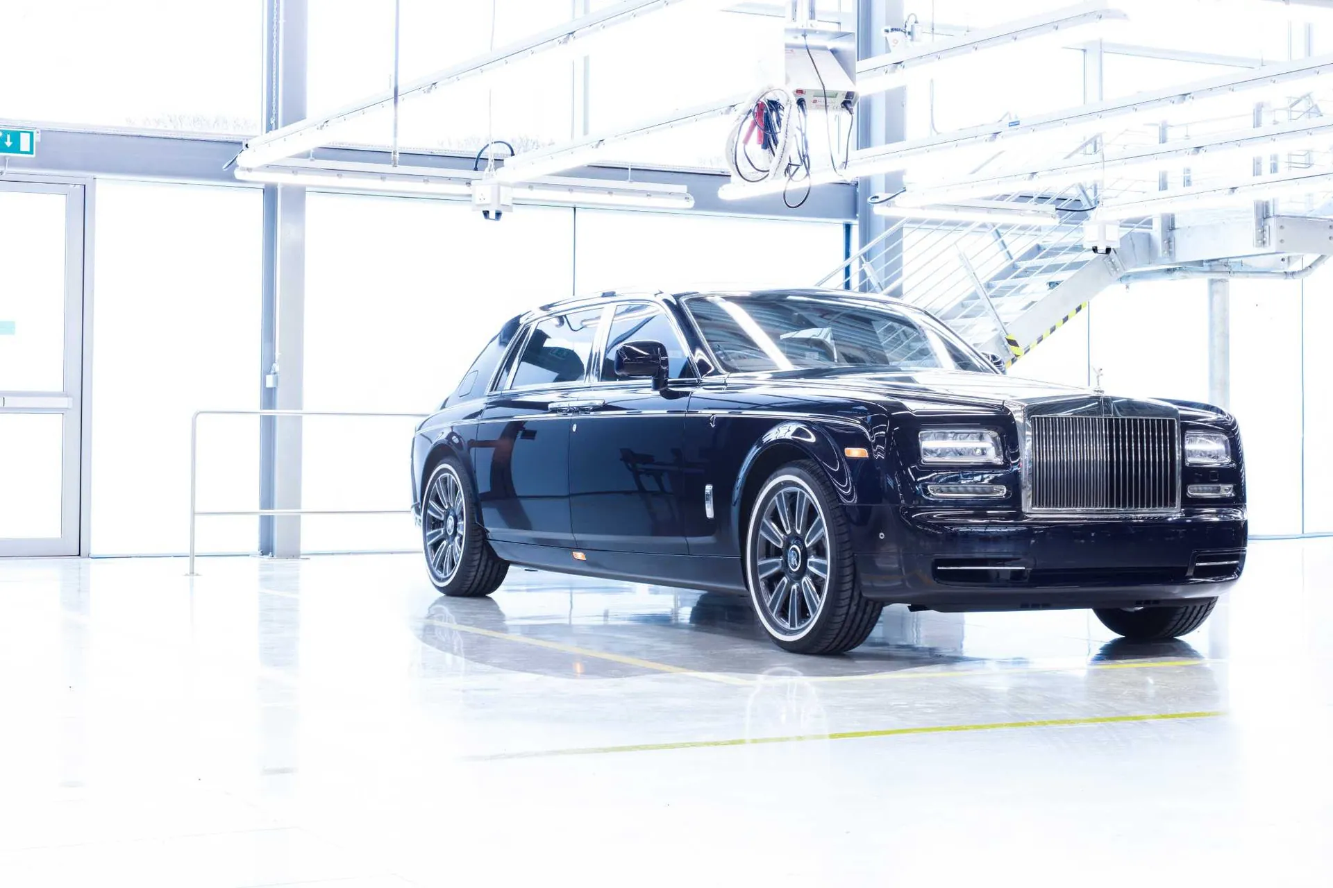 Цех Test and Finish на заводе Rolls-Royce в Гудвуде: готовый Phantom на финальной отделке