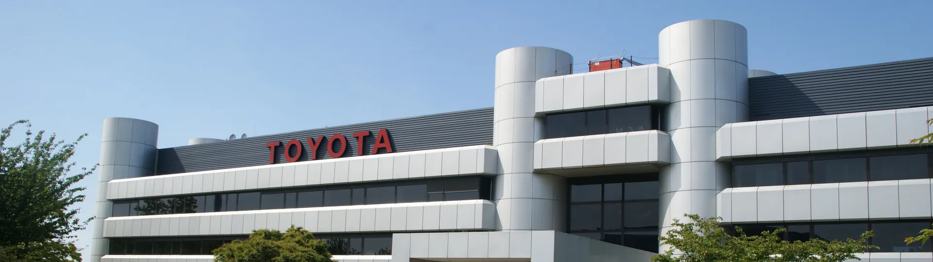 Штаб-квартира Toyota в Кёльне, красная надпись марки на крыше здания