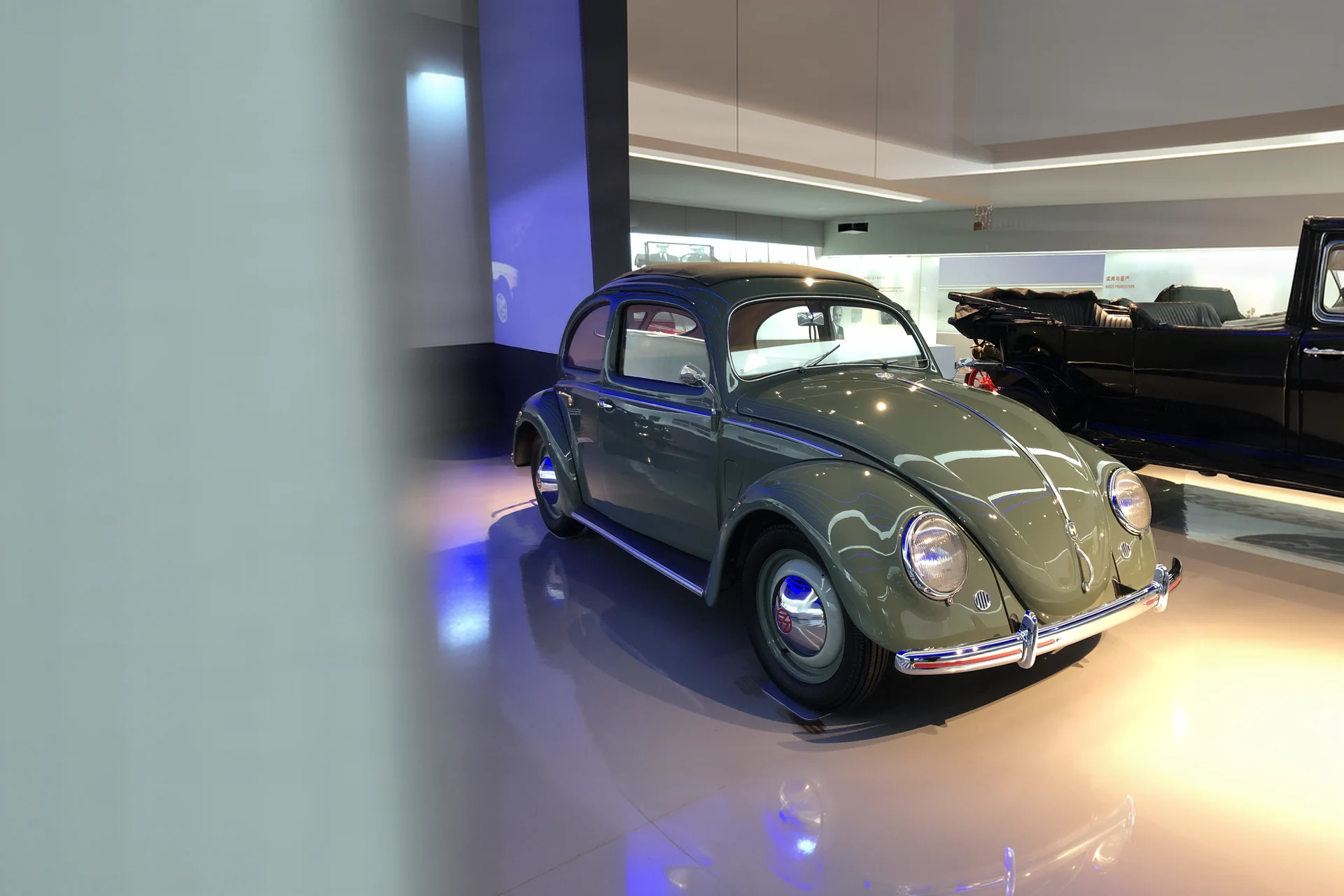 Volkswagen Käfer 1951 года с разделённым задним стеклом в музее