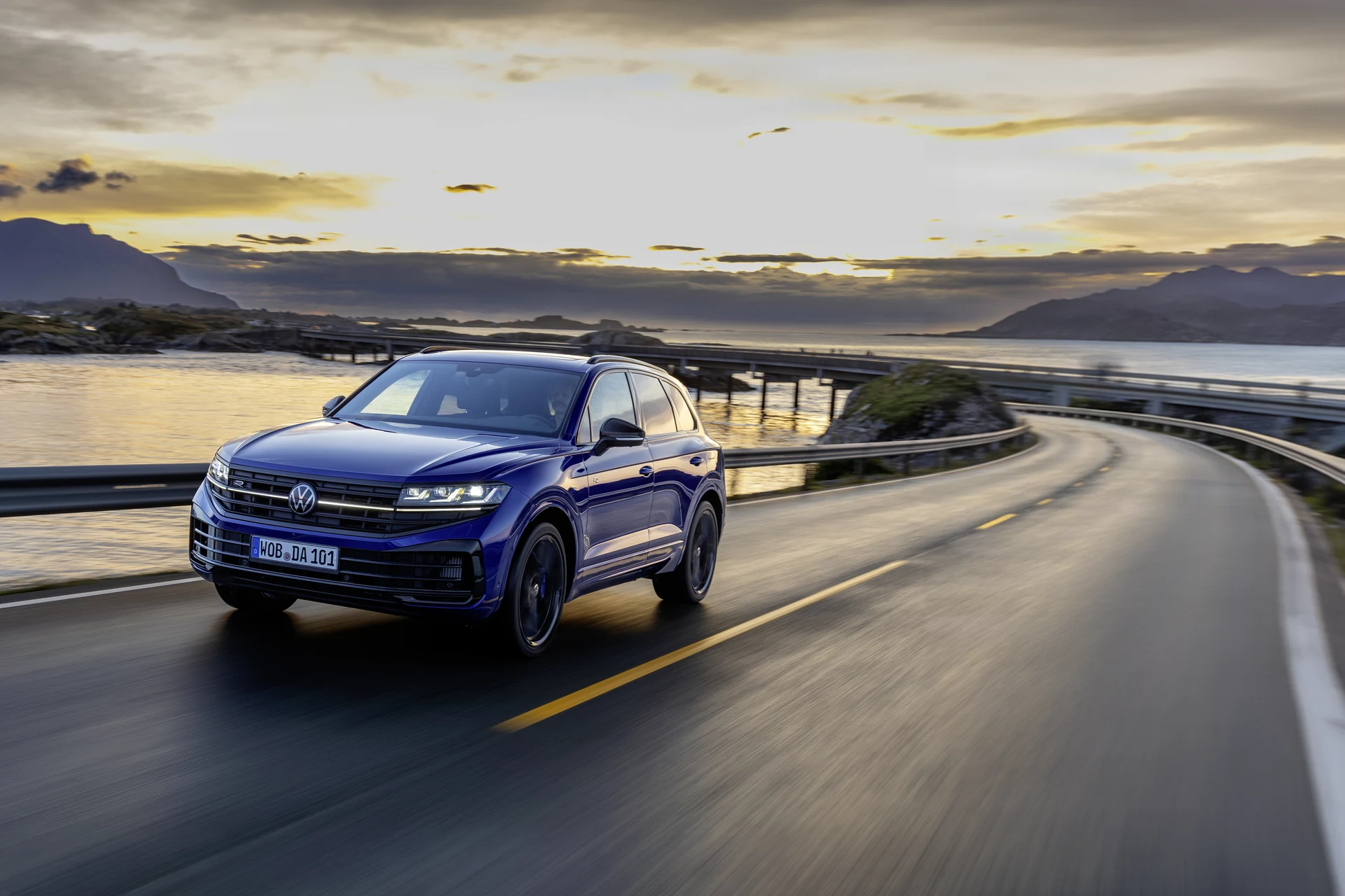 Volkswagen Touareg R в движении по Атлантической дороге на закате
