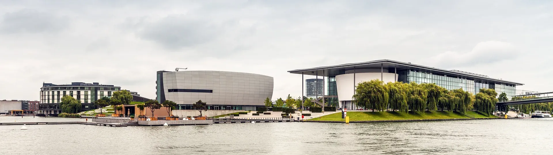 Autostadt в Вольфсбурге, башни выдачи автомобилей и здание завода