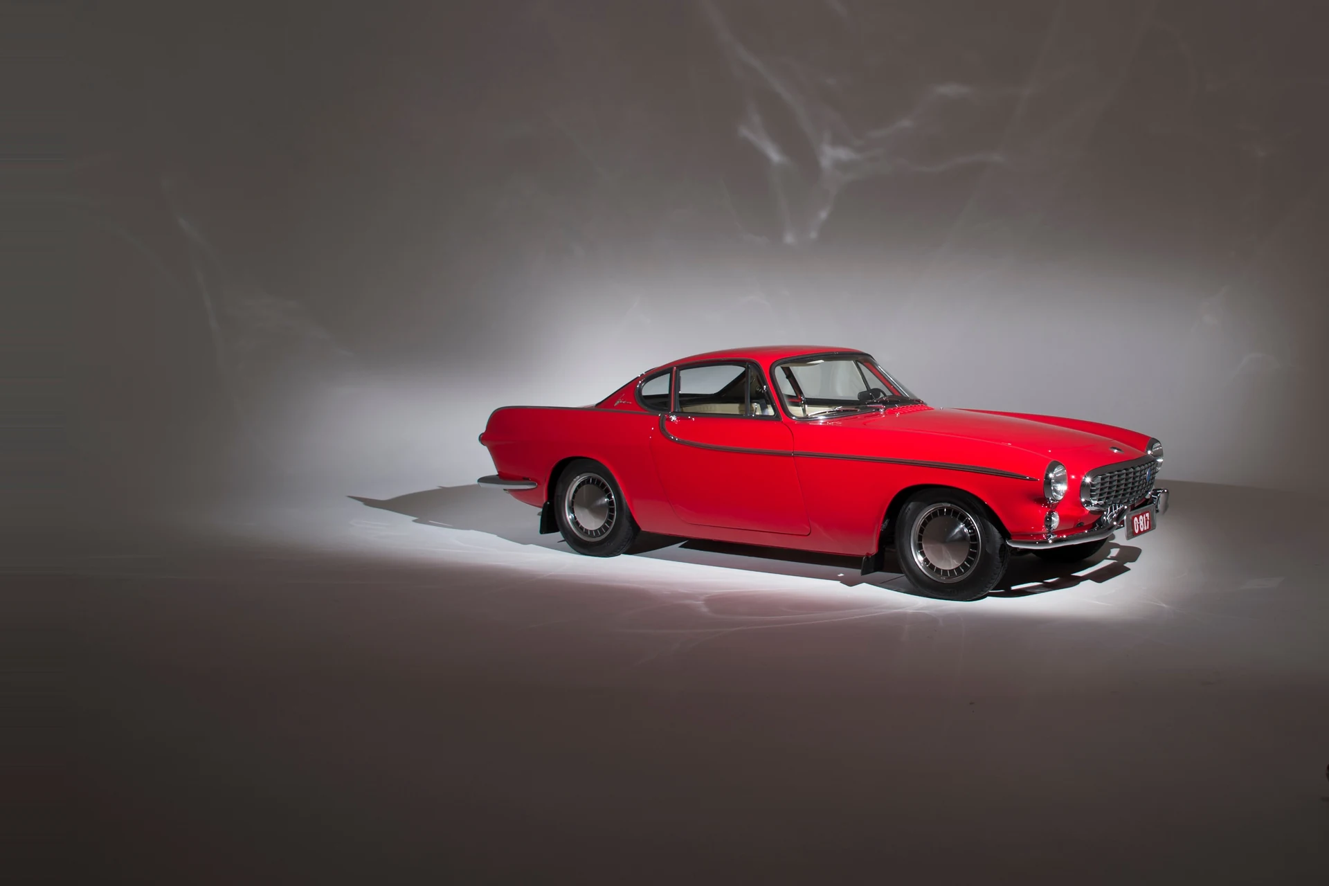Красный Volvo P1800 в студии, три четверти спереди